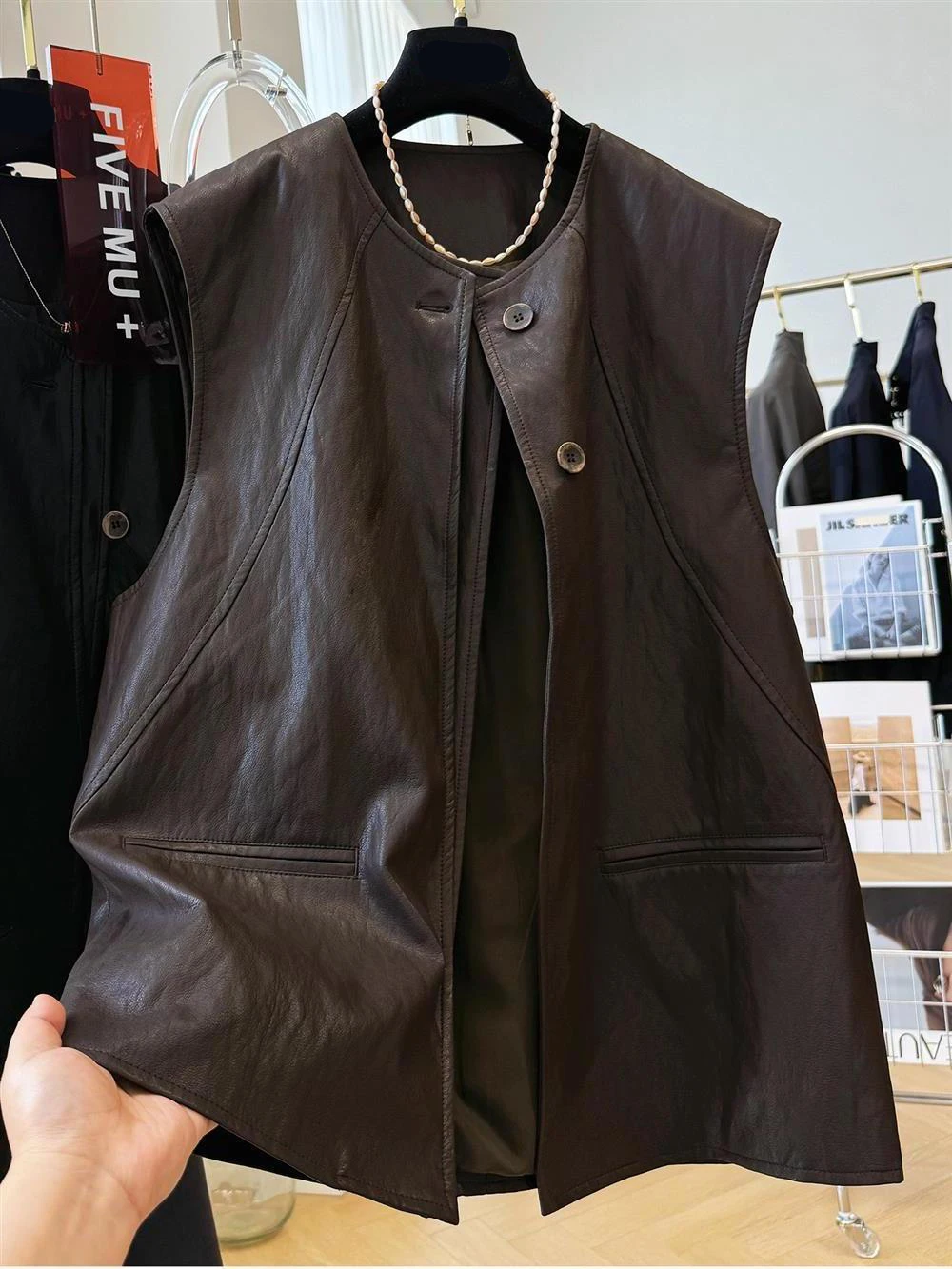 Жилет из искусственной кожи в стиле ретро, женский модный топ с тяжелой вышивкой, хорошее качество, круглый Ne для поездок на работу, чистый C...
Жилет из искусственной кожи в стиле ретро, женский модный топ с тяжелой вышивкой, хорошее качество, круглый Ne для поездок на работу, чистый C...