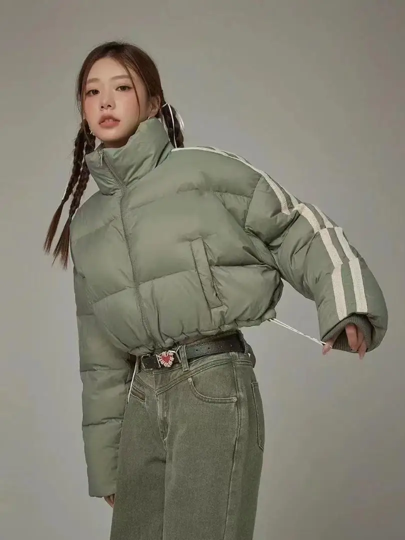 Женская утепленная куртка-пуховик с двойными планками, воротником-стойкой, свободного кроя, модная, теплая, короткая, объемная, в стиле "хлебный пуховик"
Женская утепленная куртка-пуховик с двойными планками, воротником-стойкой, свободного кроя, модная, теплая, короткая, объемная, в стиле "хлебный пуховик"