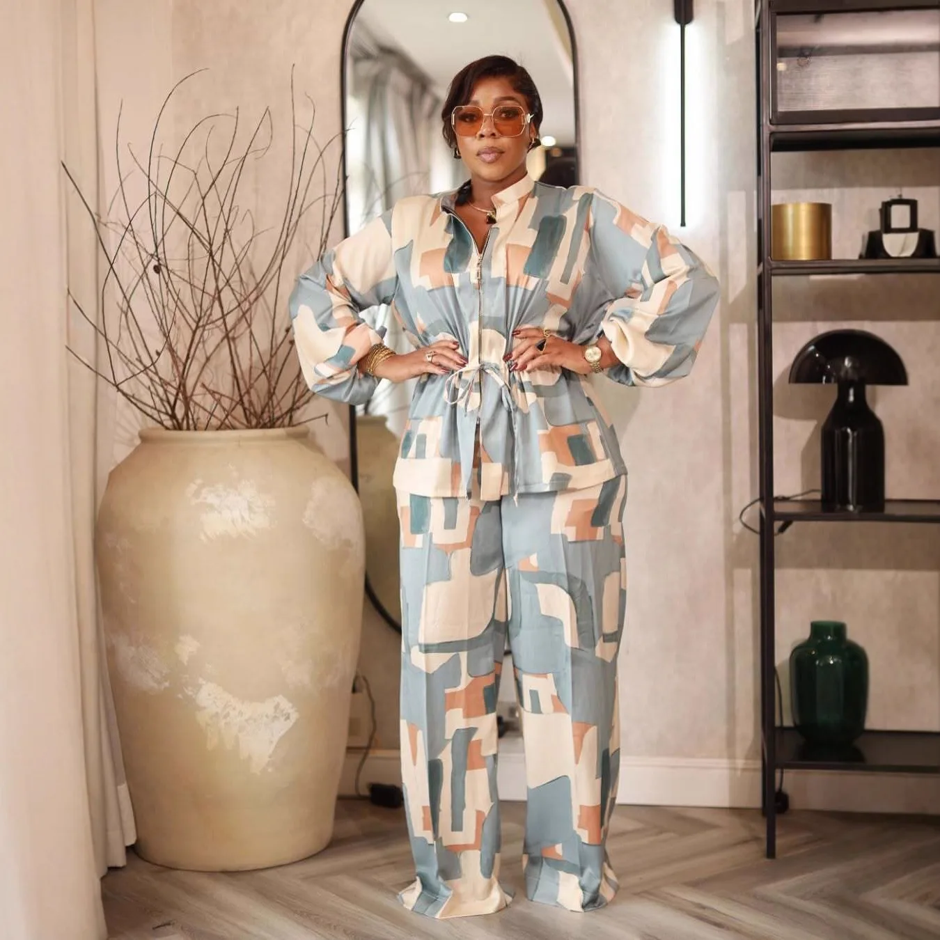 Elegant Stand-Up Collar Printed Two-Piece Set with Drawstring Waist-Cinching Long-Sleeved for Autumn Commuting
Elegant Stand-Up Collar Printed Two-Piece Set with Drawstring Waist-Cinching Long-Sleeved for Autumn Commuting