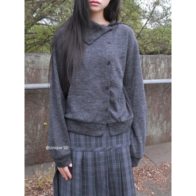 Винтажный корейский повседневный кардиган с боковыми пуговицами, женский зимний кардиган с длинными рукавами, новинка 2025 года, свободные асимметричные вязаные топы с воротником-стойкой
Винтажный корейский повседневный кардиган с боковыми пуговицами, женский зимний кардиган с длинными рукавами, новинка 2025 года, свободные асимметричные вязаные топы с воротником-стойкой