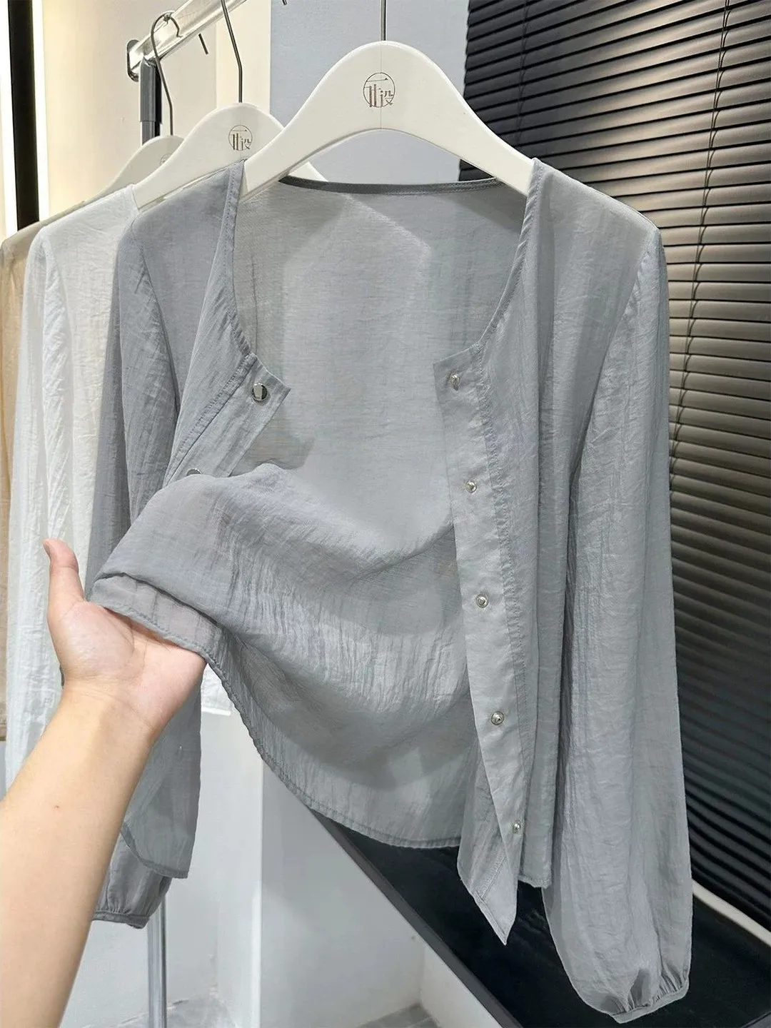 Lightweight Loose Women's Chiffon Shirt Long Sleeve Lantern Sleeve Korean Style Summer Sun Protection Outerwear Gray Color
Lightweight Loose Women's Chiffon Shirt Long Sleeve Lantern Sleeve Korean Style Summer Sun Protection Outerwear Gray Color
