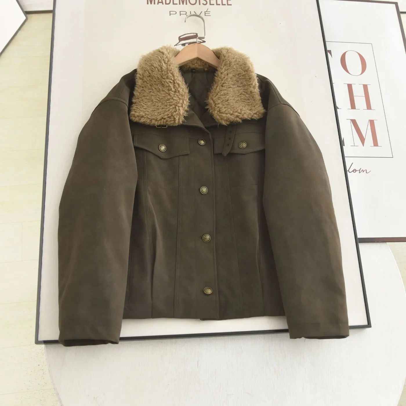 Повседневное хлопковое пальто с меховым воротником, легкое в уходе, винтажное, с лоскутным узором, высокого качества, женское зимнее пальто с длинными рукавами
Повседневное хлопковое пальто с меховым воротником, легкое в уходе, винтажное, с лоскутным узором, высокого качества, женское зимнее пальто с длинными рукавами