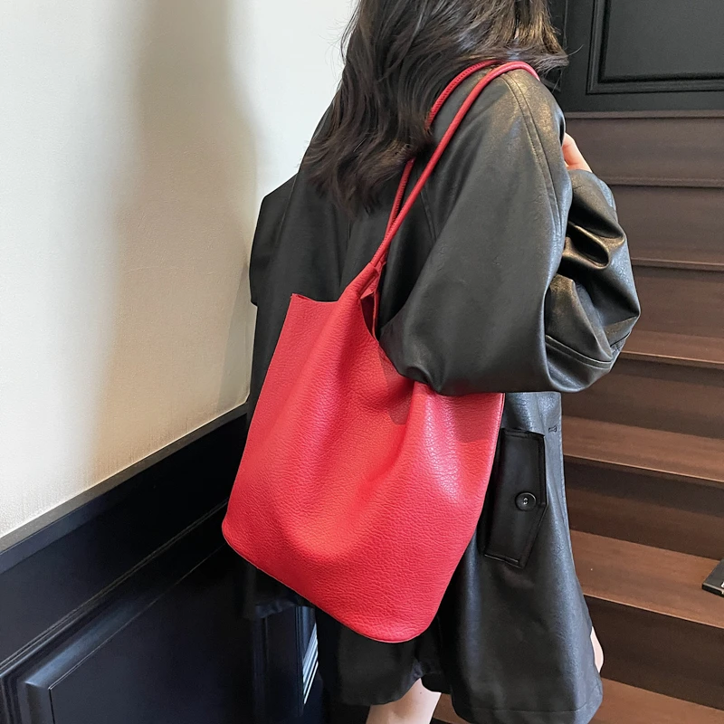 Высококачественная женская роскошная кожаная элегантная сумка на плечо, дизайнерская сумка-тоут, созданная для модного городского повседневного использования
Высококачественная женская роскошная кожаная элегантная сумка на плечо, дизайнерская сумка-тоут, созданная для модного городского повседневного использования