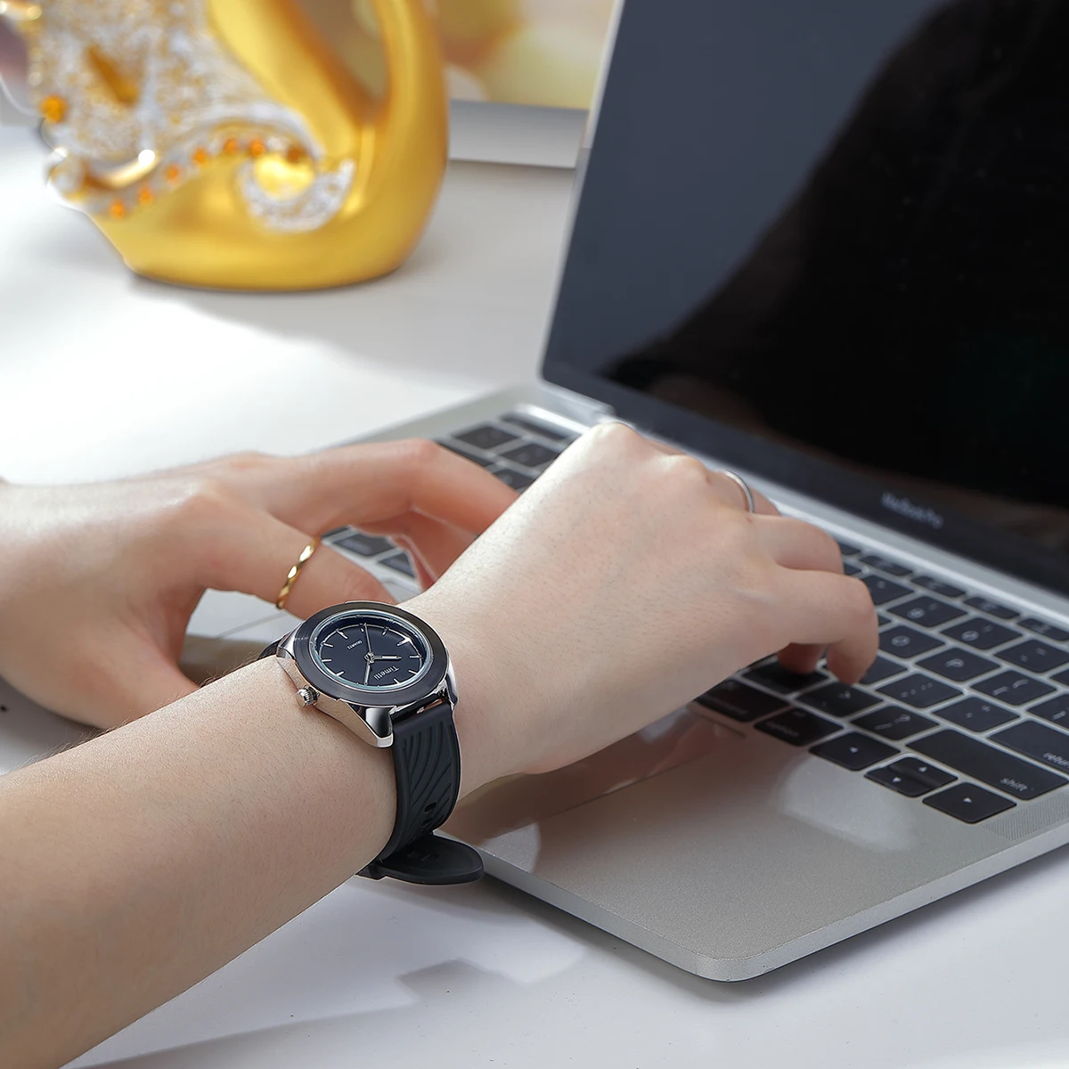 Повседневные модные женские кварцевые часы с простым ремнем
Повседневные модные женские кварцевые часы с простым ремнем