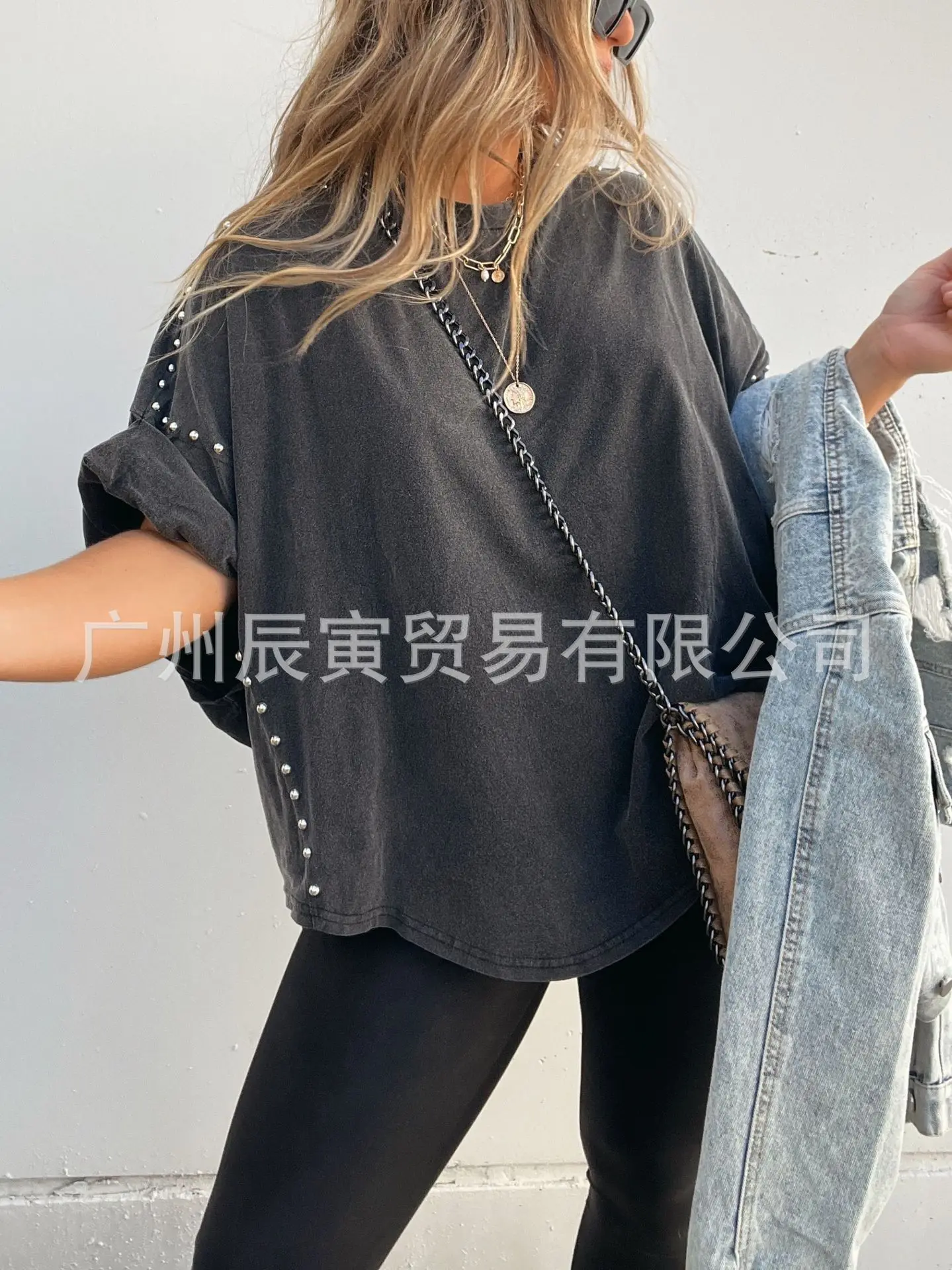 Модная стильная футболка оверсайз премиум-класса с эффектом потертости, со стразами, легкая летняя модель
Модная стильная футболка оверсайз премиум-класса с эффектом потертости, со стразами, легкая летняя модель