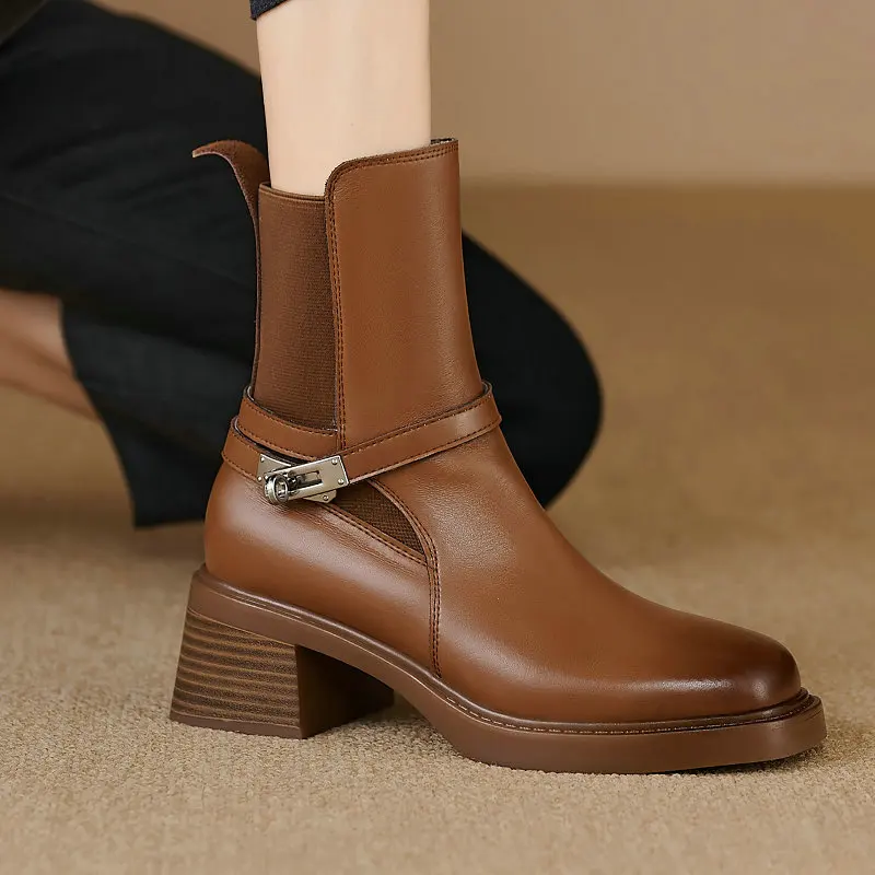 Genuine Cow Leather Luxury Brand Women Designer Winter Shoes With Metal Lock Chain Chunky High Heels Chelsea Stretch Ankle Boots
Genuine Cow Leather Luxury Brand Women Designer Winter Shoes With Metal Lock Chain Chunky High Heels Chelsea Stretch Ankle Boots