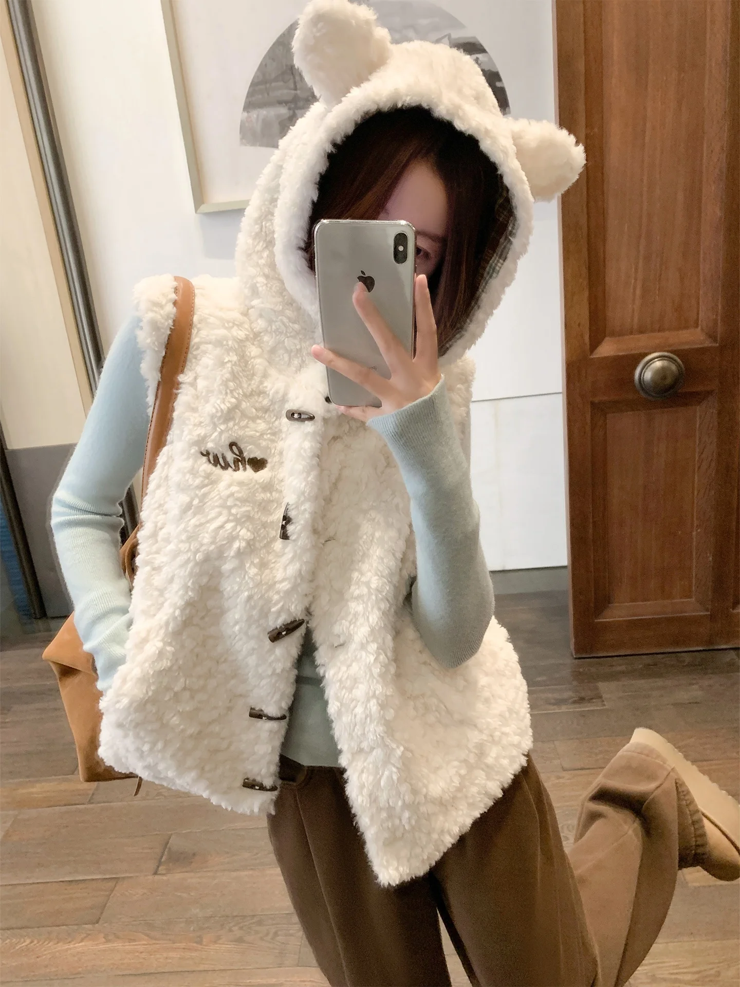 Жилет из овечьего меха с капюшоном XiaoXian Zhang в корейском стиле, женская верхняя одежда, новинка зимы, бежевый цвет, теплый, из полиэфирного волокна
Жилет из овечьего меха с капюшоном XiaoXian Zhang в корейском стиле, женская верхняя одежда, новинка зимы, бежевый цвет, теплый, из полиэфирного волокна