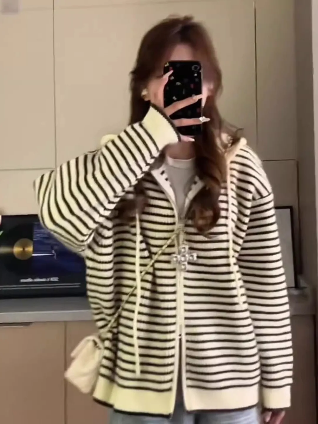 Корейская толстовка на молнии в полоску для колледжа, женская ранняя осень, ленивый элитный свободный вязаный открытый кардиган, свитер Jaet
Корейская толстовка на молнии в полоску для колледжа, женская ранняя осень, ленивый элитный свободный вязаный открытый кардиган, свитер Jaet