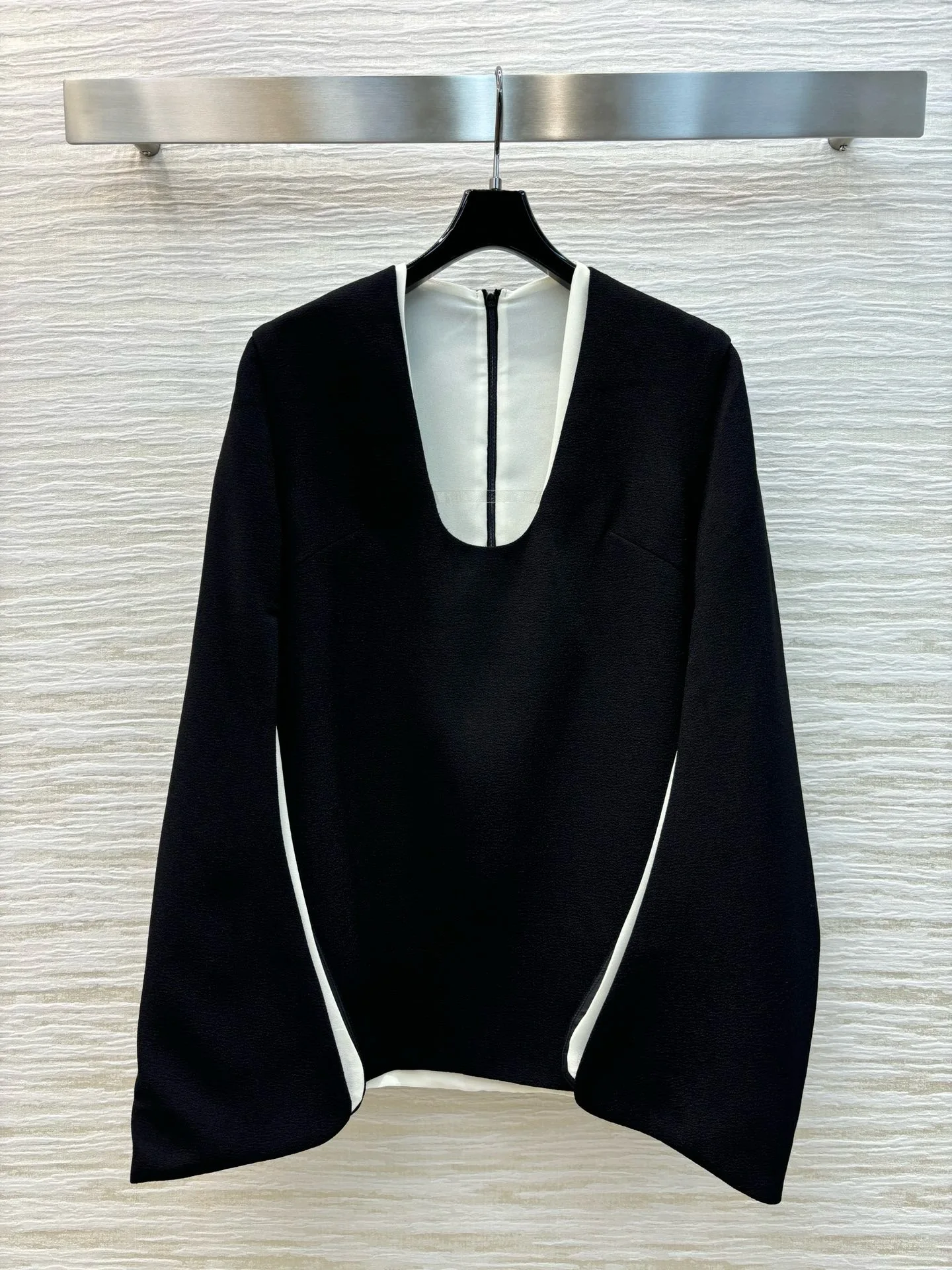 2024 Early Autumn New U-Neck Slit Floating Sleeve Soft Yarn Splicing Long Women's Top With Elegant Temperament, CloakJacket
2024 Early Autumn New U-Neck Slit Floating Sleeve Soft Yarn Splicing Long Women's Top With Elegant Temperament, CloakJacket