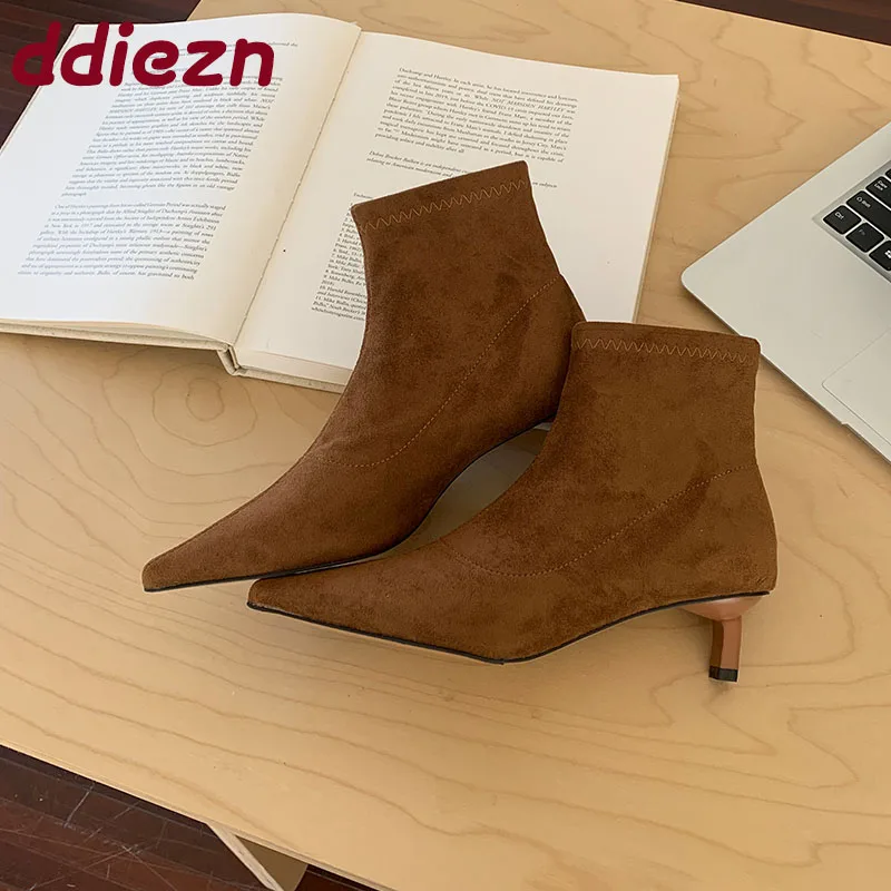 Женские модные элегантные женские ботильоны из флока на низком каблуке, женские короткие современные ботинки с острым носком, туфли-лодочки
Женские модные элегантные женские ботильоны из флока на низком каблуке, женские короткие современные ботинки с острым носком, туфли-лодочки