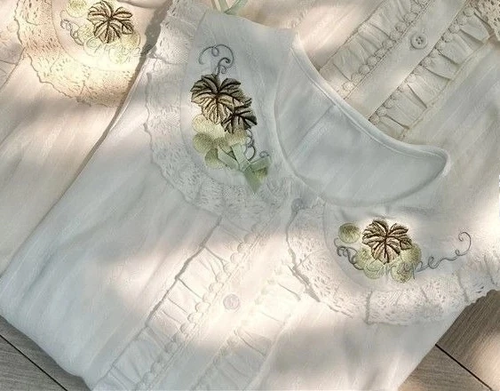Japanese Sweet Bow Embroidered Lolita Inside Short Sleeve Top White Shirt Lace Doll Collar Pleated Casual Versatile Blouse Women
Japanese Sweet Bow Embroidered Lolita Inside Short Sleeve Top White Shirt Lace Doll Collar Pleated Casual Versatile Blouse Women