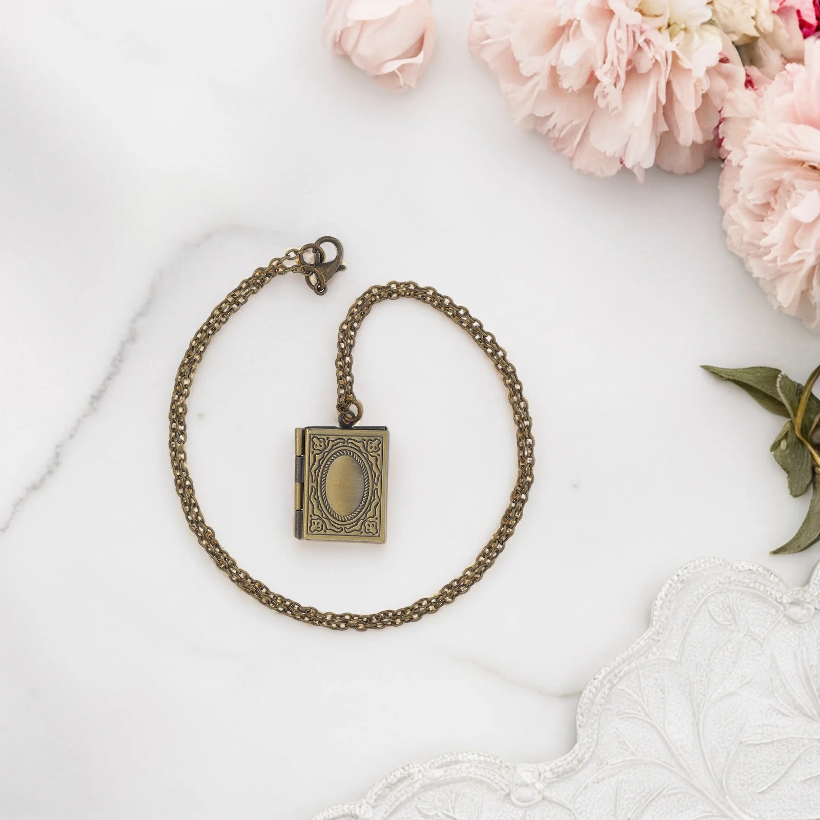 Pendant Necklace Bronze Scripture Photo Case Commemorate Gift Understated Elegance
Pendant Necklace Bronze Scripture Photo Case Commemorate Gift Understated Elegance