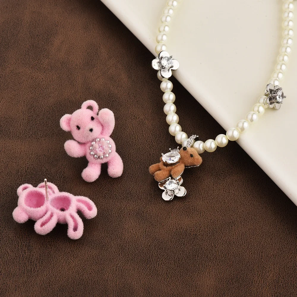 Sweet and cool velvet bear pendant necklace, niche collarbone chain for women, neck accessory, sweater chain
Sweet and cool velvet bear pendant necklace, niche collarbone chain for women, neck accessory, sweater chain