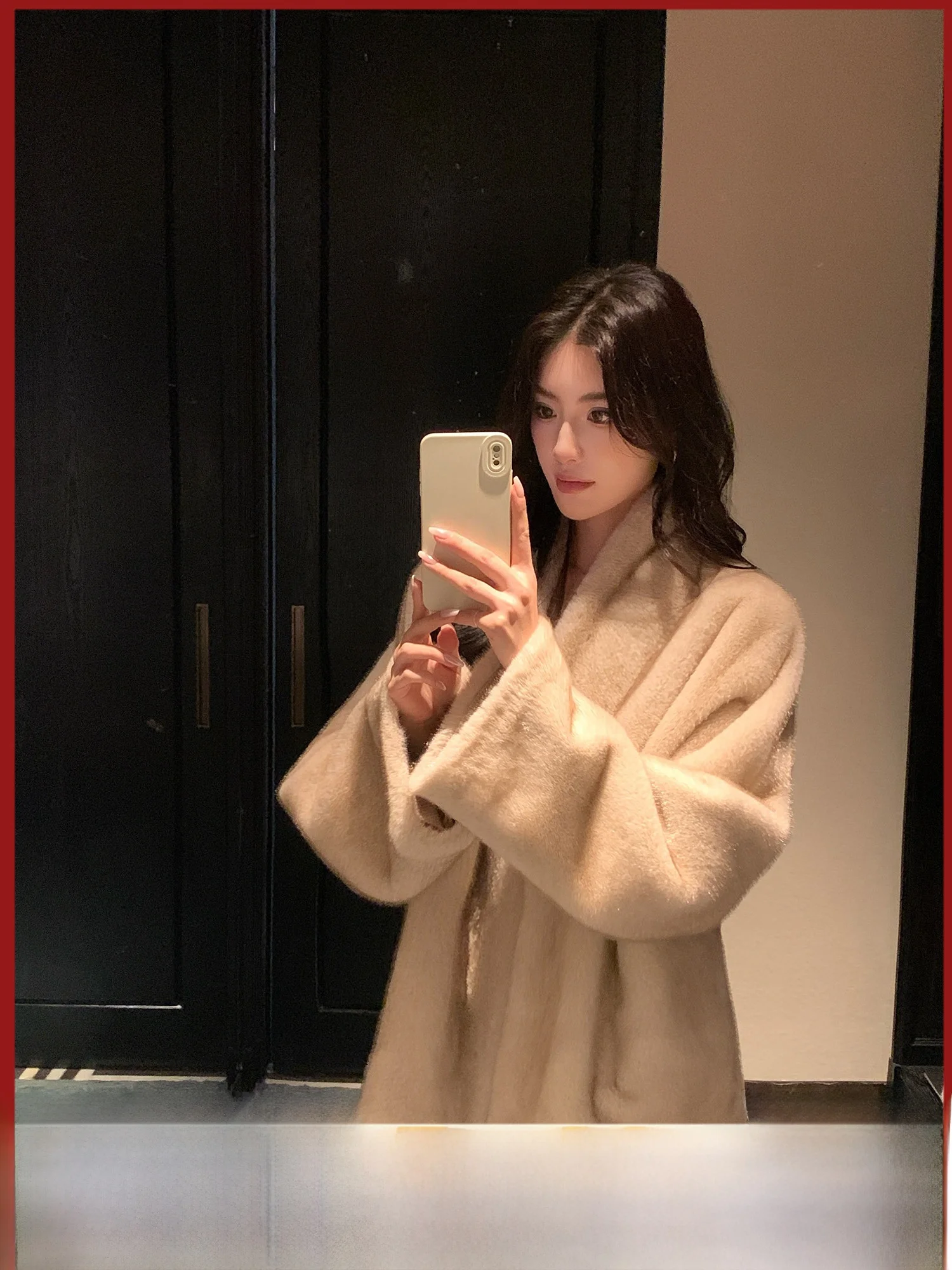 Ограниченное предложение: Женское меховое пальто. Гарантированное тепло, идеальная посадка, длинный рукав, средняя длина, без воротника, элегантный стиль, высокое качество.
Ограниченное предложение: Женское меховое пальто. Гарантированное тепло, идеальная посадка, длинный рукав, средняя длина, без воротника, элегантный стиль, высокое качество.