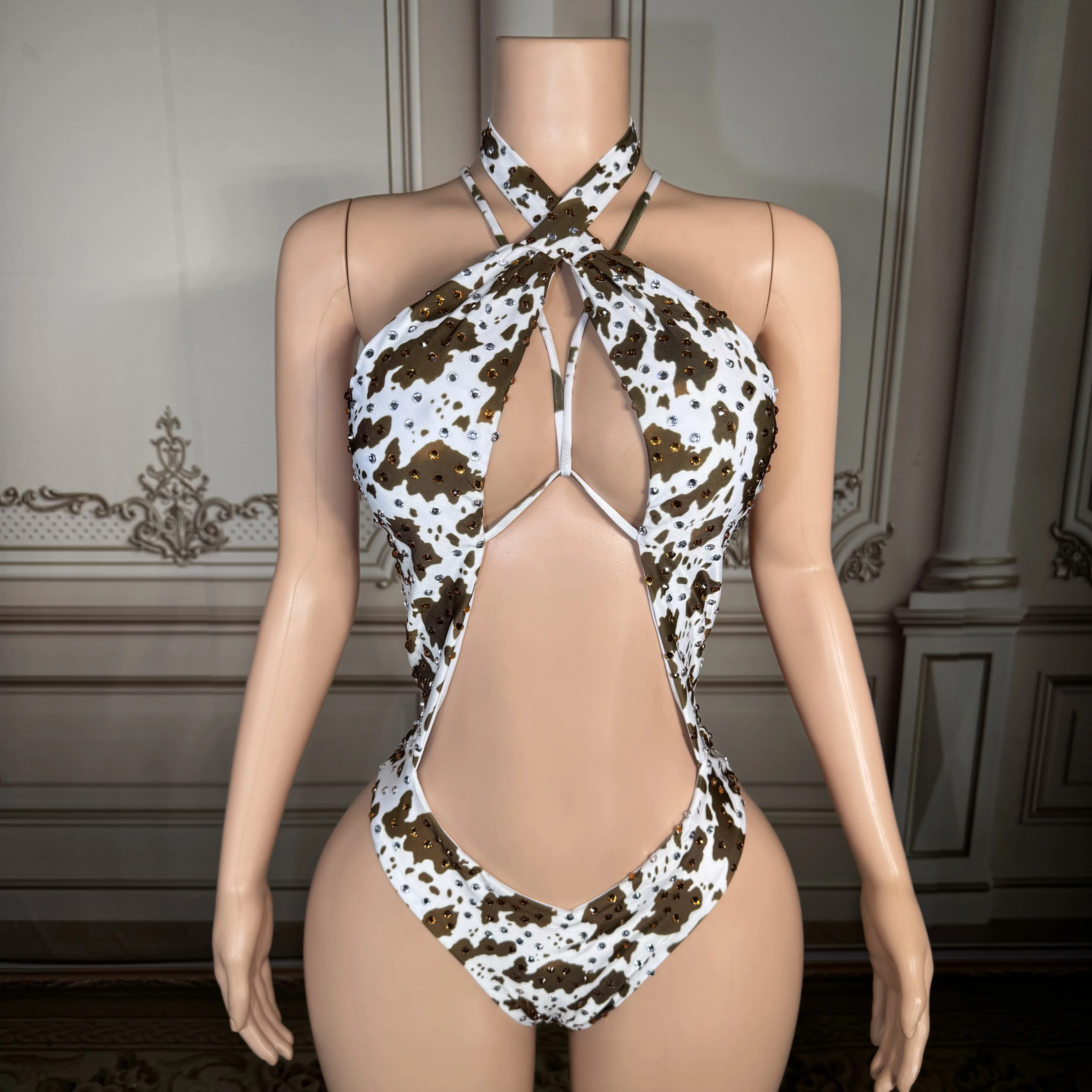 Новый летний боди с коровьим принтом ZD, женский сексуальный купальник с вырезами и воротником-халтер, роскошный пляжный костюм со стразами для отпуска
Новый летний боди с коровьим принтом ZD, женский сексуальный купальник с вырезами и воротником-халтер, роскошный пляжный костюм со стразами для отпуска