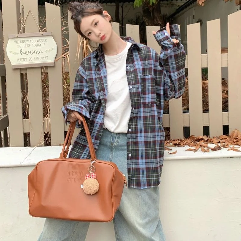 Новая женская повседневная рубашка в клетку 2025 года, с длинным рукавом, в винтажном американском стиле, модная, свободного кроя, милый стиль, из полиэфирного волокна
Новая женская повседневная рубашка в клетку 2025 года, с длинным рукавом, в винтажном американском стиле, модная, свободного кроя, милый стиль, из полиэфирного волокна