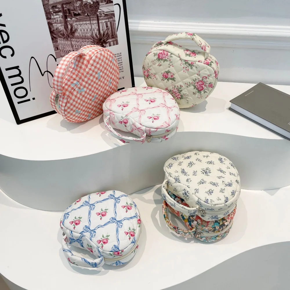 Сумочка в форме сердца с цветочным принтом и бантом, стеганый подарок на День святого Валентина для женщин и девочек, портативная модная косметичка с розой
Сумочка в форме сердца с цветочным принтом и бантом, стеганый подарок на День святого Валентина для женщин и девочек, портативная модная косметичка с розой