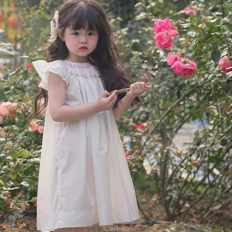 Girls New Summer Kids White Hand Embroidered Princess Dress Flutter Sleeve Simple Elegance Vintage Casual Outfit Holiday Wear
Girls New Summer Kids White Hand Embroidered Princess Dress Flutter Sleeve Simple Elegance Vintage Casual Outfit Holiday Wear