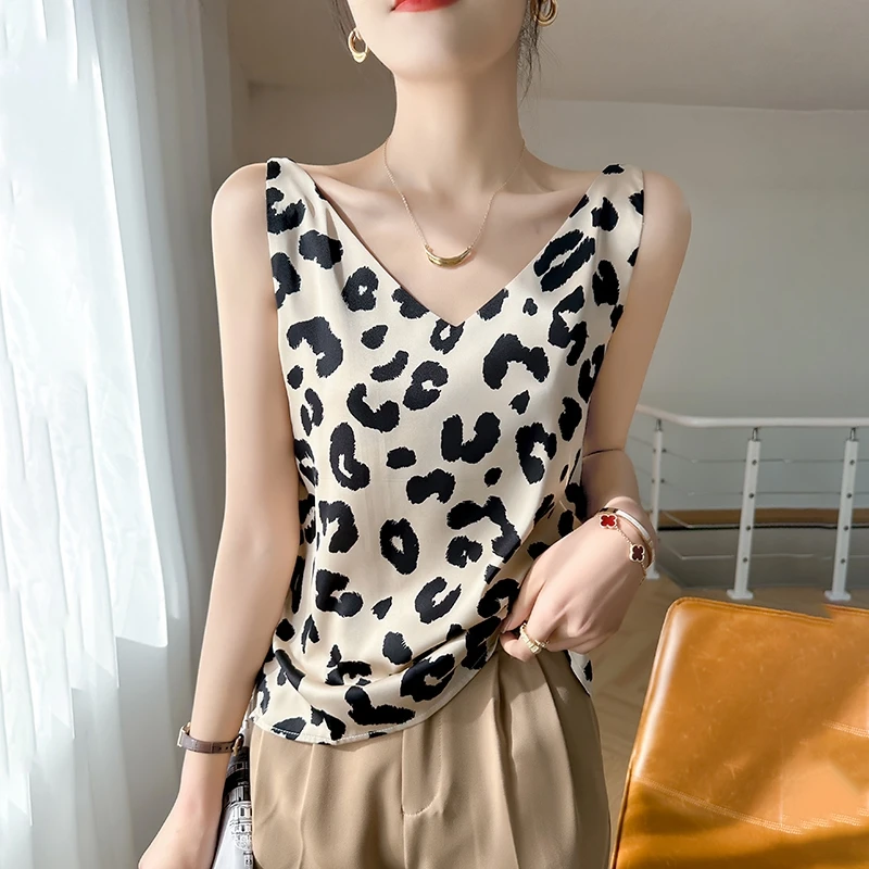 2025 summer new ice silk printed camisole satin V-neck women's camisole T-shirt loose temperament casual sleeveless top T-shirt
2025 summer new ice silk printed camisole satin V-neck women's camisole T-shirt loose temperament casual sleeveless top T-shirt