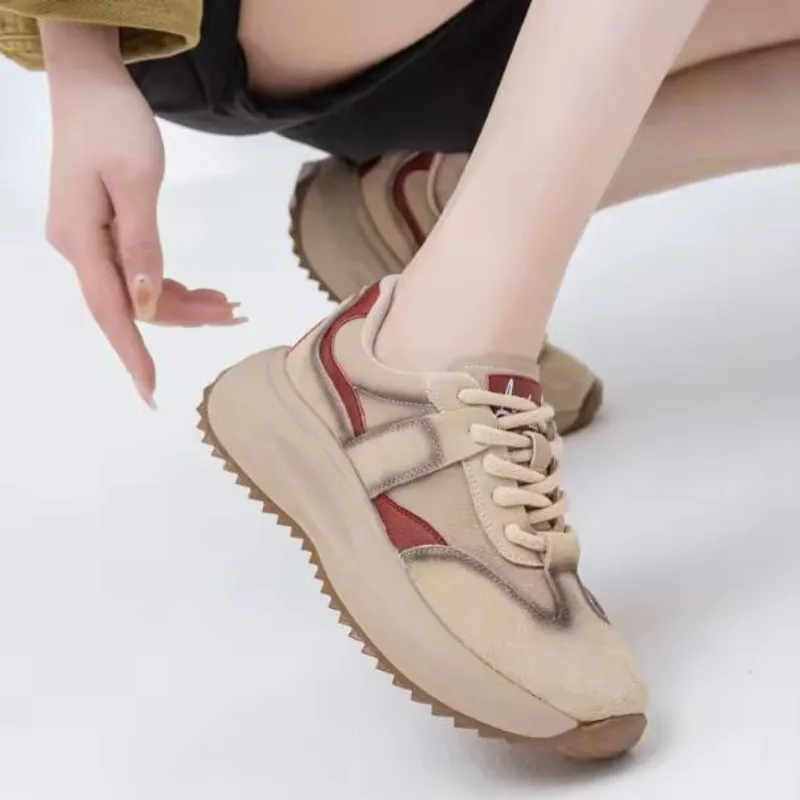 Весна 2026, новая женская обувь, повседневная спортивная кожаная обувь, дышащая толстая подошва, универсальная женская обувь 4,5 см из Китая
Весна 2026, новая женская обувь, повседневная спортивная кожаная обувь, дышащая толстая подошва, универсальная женская обувь 4,5 см из Китая