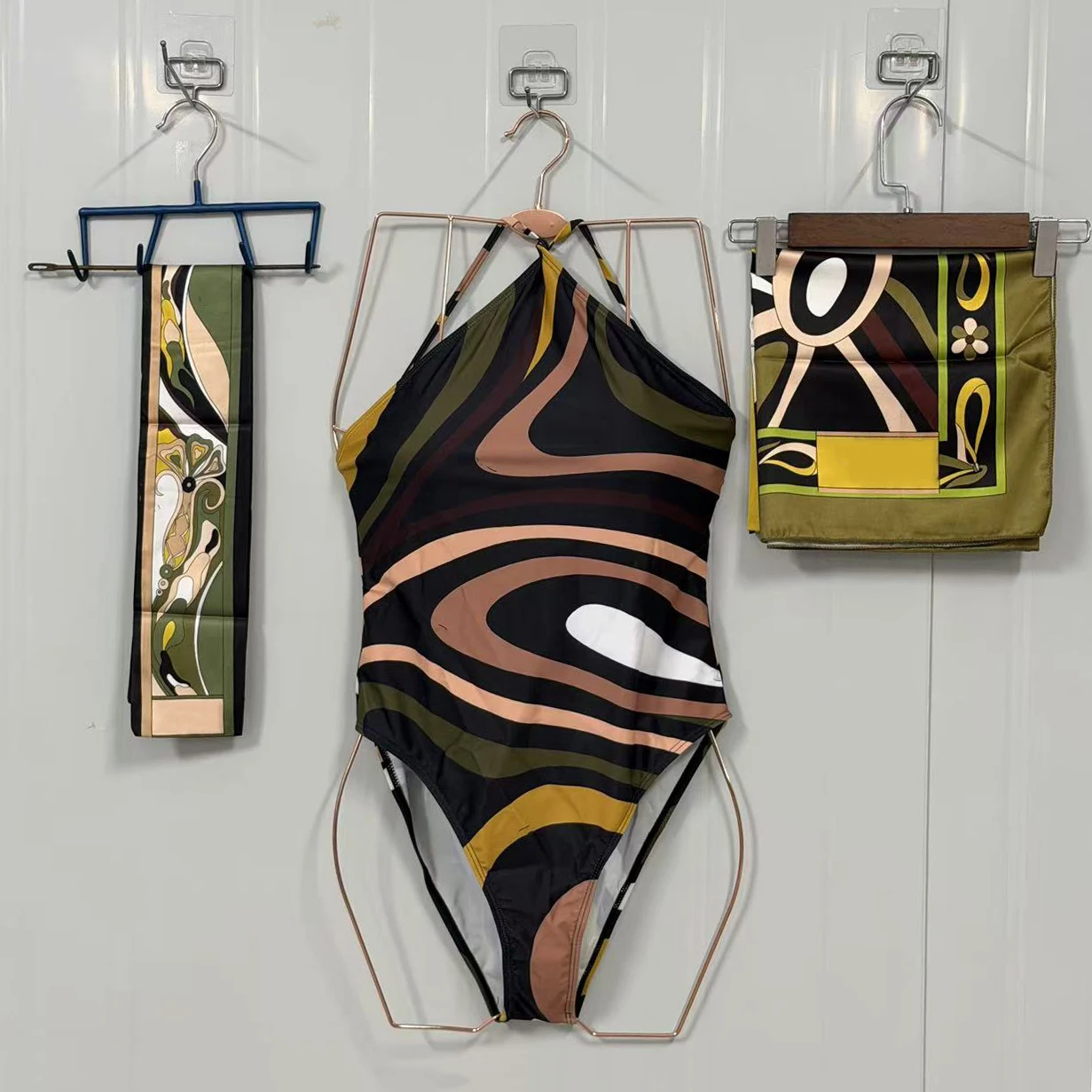 Classic Women's Brown Ribbon Scarf Swimsuits with Designer Signature Logo Luxury Design Women's One-Piece Swimsuits Swimwear
Classic Women's Brown Ribbon Scarf Swimsuits with Designer Signature Logo Luxury Design Women's One-Piece Swimsuits Swimwear