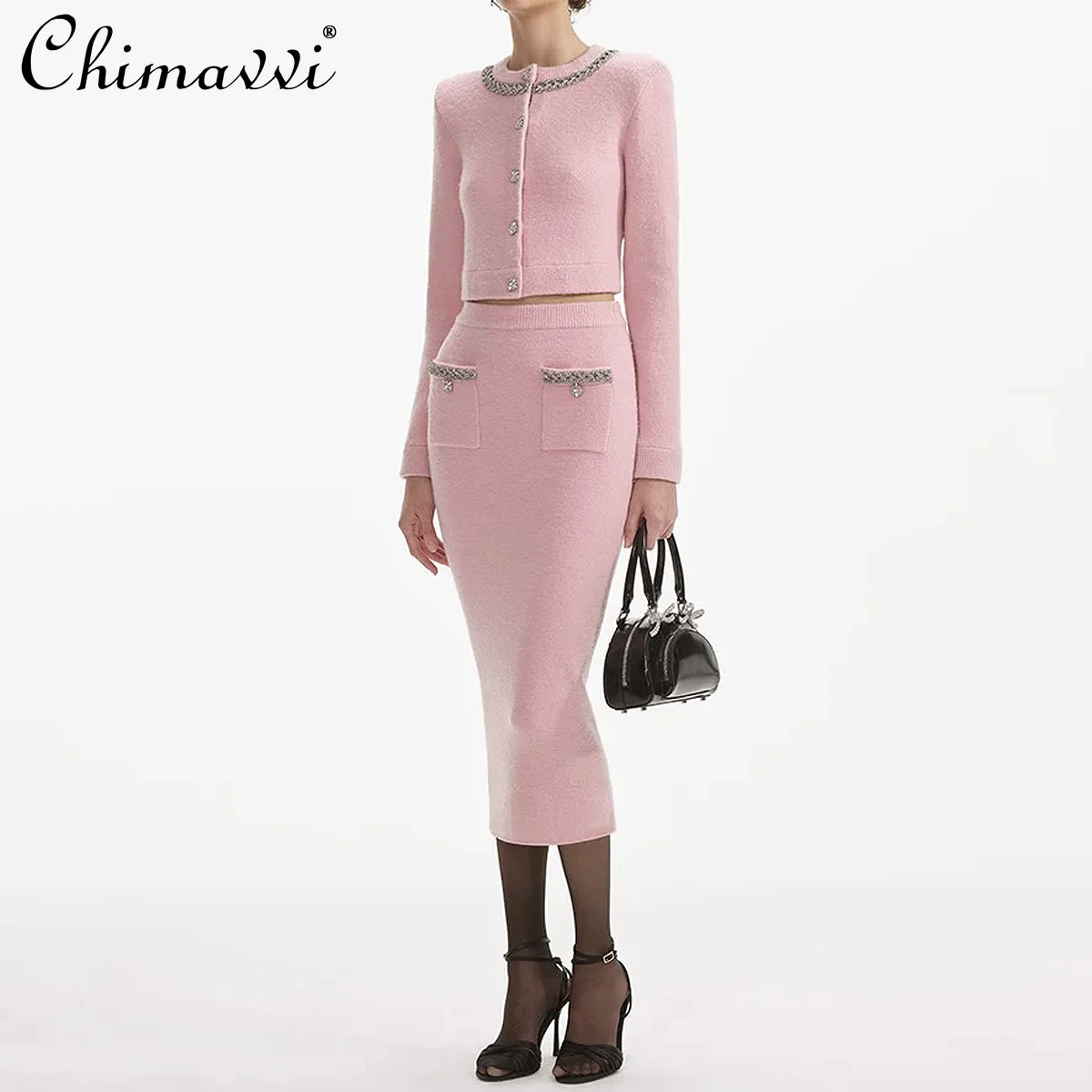 Elegant Socialite Pink Knitted Suit Diamond Round Neck Single-breasted Cardigan High Waist Slim Skirt Two-piece Set Women Spring
Elegant Socialite Pink Knitted Suit Diamond Round Neck Single-breasted Cardigan High Waist Slim Skirt Two-piece Set Women Spring