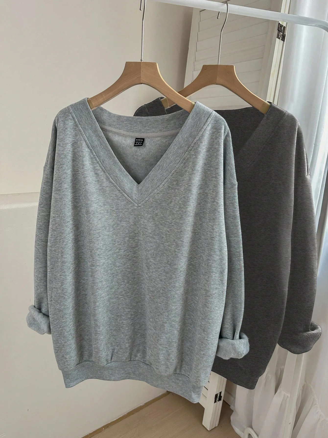 2pcs V-Neck Loose Fleece Sweatshirts for Women, Dark Grey & Light Grey, Fall Winter Casual Wear
2pcs V-Neck Loose Fleece Sweatshirts for Women, Dark Grey & Light Grey, Fall Winter Casual Wear