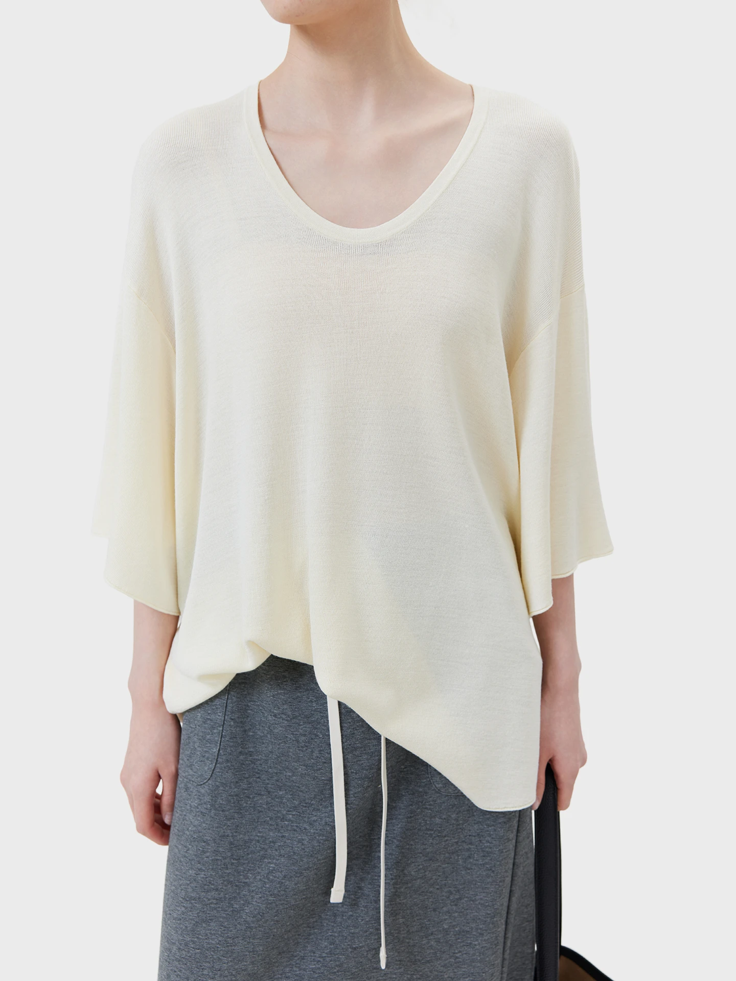 Breathable Silk Knitted T-Shirt with Bell Sleeves Casual Loose Fit Short Sleeve V-Neck Mid-Length Women's Spring Fashion
Breathable Silk Knitted T-Shirt with Bell Sleeves Casual Loose Fit Short Sleeve V-Neck Mid-Length Women's Spring Fashion