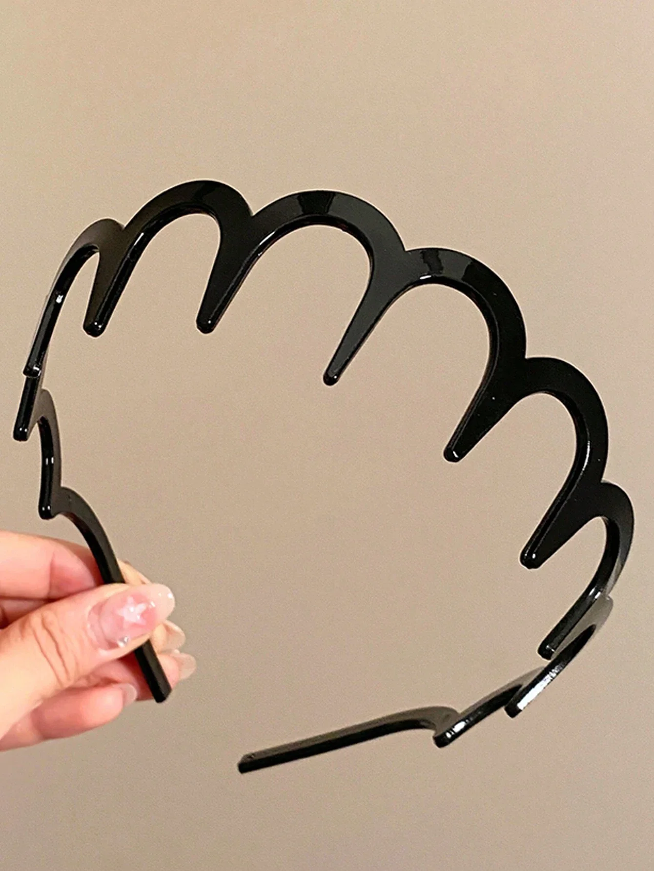 Minimalist Serrated Plastic Headband For Women Non-Slip Lightweight Hair Accessory
Minimalist Serrated Plastic Headband For Women Non-Slip Lightweight Hair Accessory