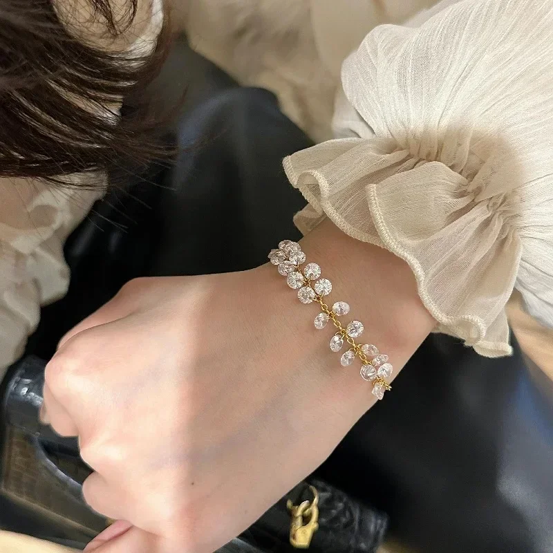 Light luxury exquisite retro sparkling crystal water droplet tassels bracelet for women fashion Stacking style bangles jewelry
Light luxury exquisite retro sparkling crystal water droplet tassels bracelet for women fashion Stacking style bangles jewelry