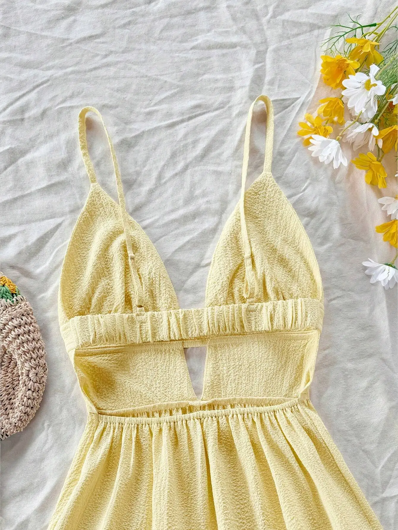 Светло-желтое мини-платье с V-образным вырезом, на тонких бретелях, с вырезами и многоярусной юбкой
Светло-желтое мини-платье с V-образным вырезом, на тонких бретелях, с вырезами и многоярусной юбкой