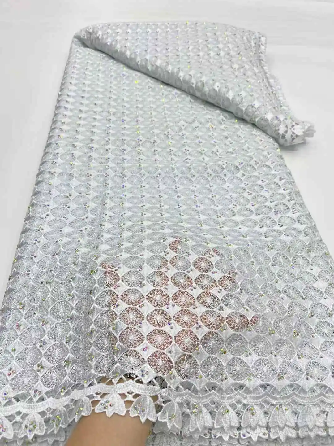 2025 White African Guipure Cord Lace Fabric with Stones Chemical Lace Fabric Water Soluble Lace for Women Evening Dresses SZ666
2025 White African Guipure Cord Lace Fabric with Stones Chemical Lace Fabric Water Soluble Lace for Women Evening Dresses SZ666