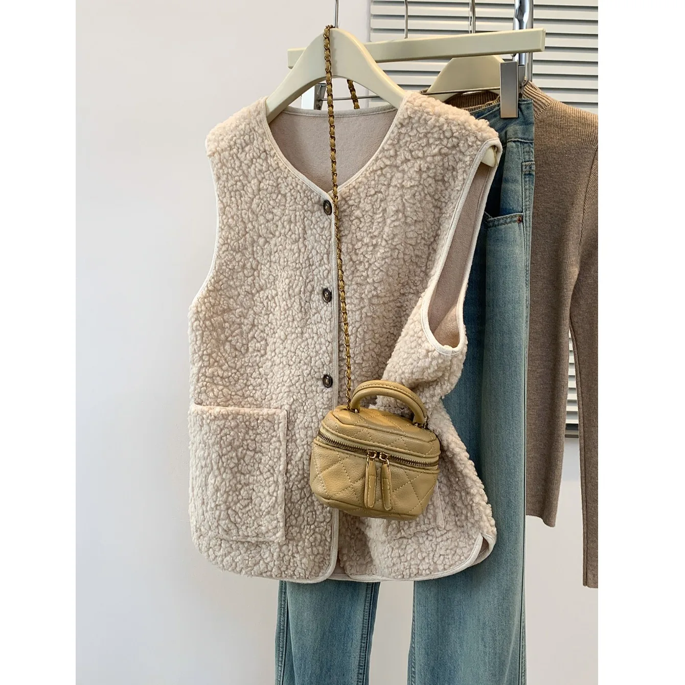 Faionable ort Lamb Fur Vest Pure Color Single Button Autumn Winter New Sle Women's Jaet Polyester Fiber 00%
Faionable ort Lamb Fur Vest Pure Color Single Button Autumn Winter New Sle Women's Jaet Polyester Fiber 00%