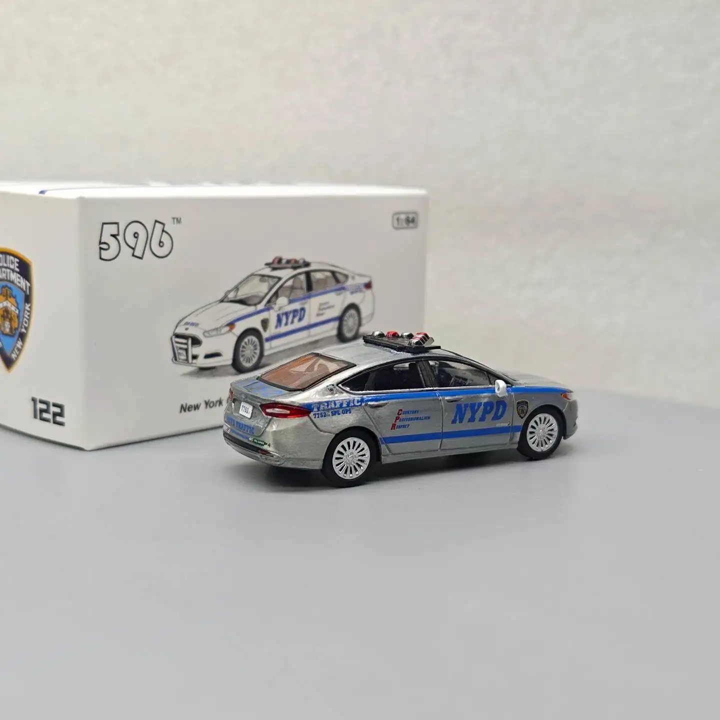 596 1:64 Модель полицейского автомобиля Ford Mondeo TLC NYPD из сплава, имитационная, для коллекционирования, игрушка, подарок, украшение
596 1:64 Модель полицейского автомобиля Ford Mondeo TLC NYPD из сплава, имитационная, для коллекционирования, игрушка, подарок, украшение