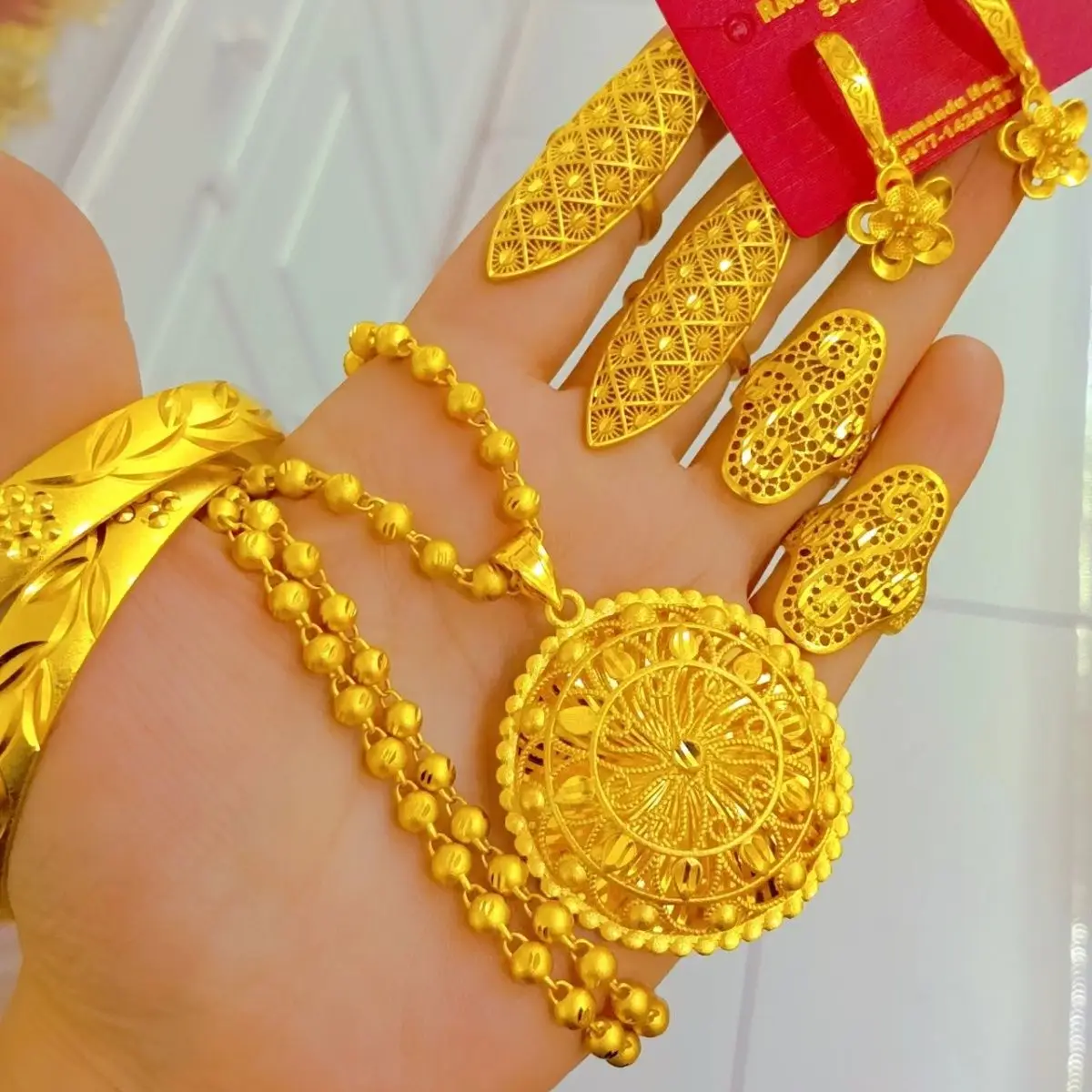 NEW 24K Gold-Plated Necklace Earrings Ring Bracelet Wedding Jewelry Set for Women CHD21231
NEW 24K Gold-Plated Necklace Earrings Ring Bracelet Wedding Jewelry Set for Women CHD21231