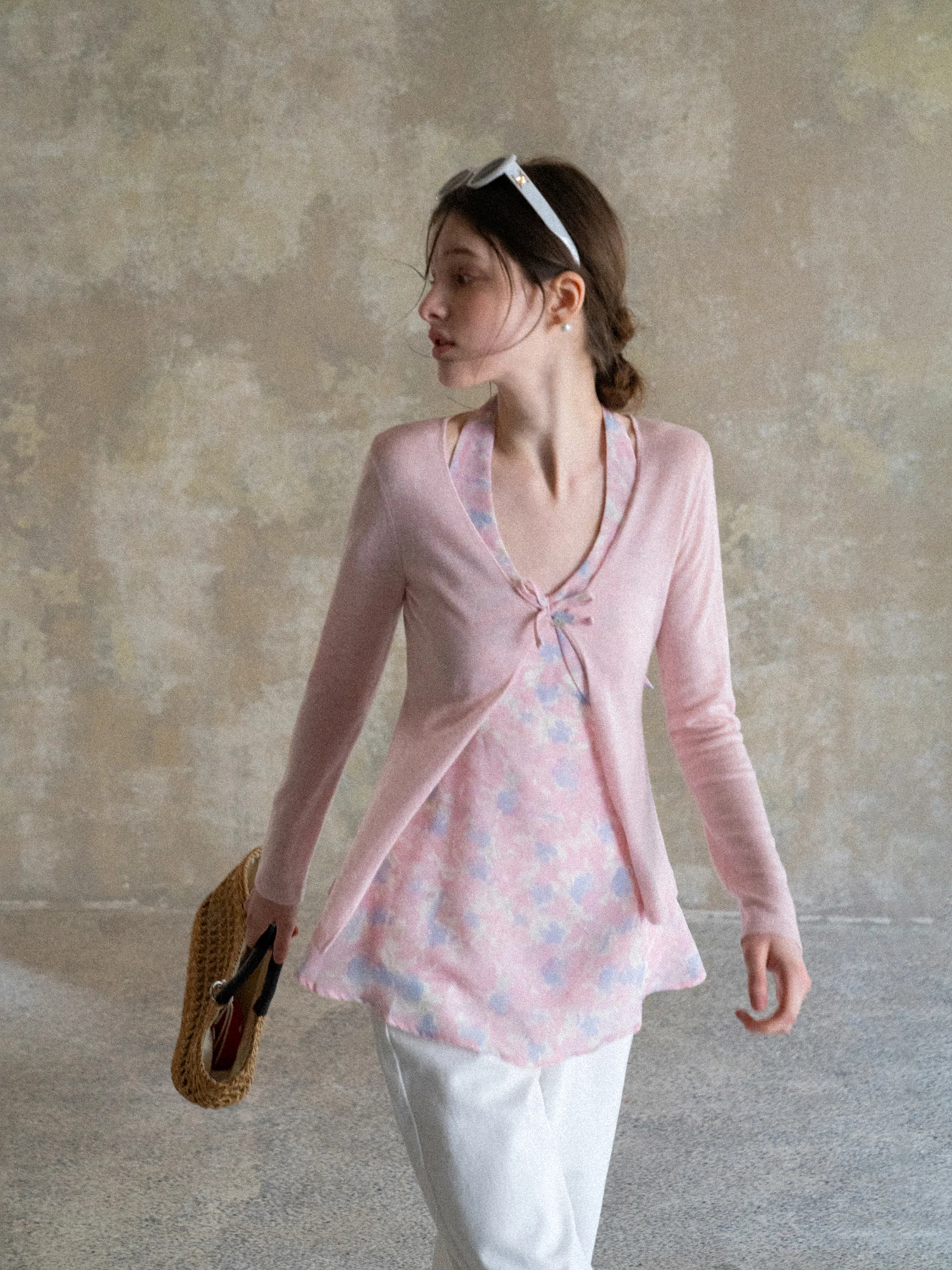 Розовый длинный топ с V-образным вырезом и узлом на шее, с принтом, весенний, облегающий, EGGKA, корейский стиль, повседневный, модный, женский
Розовый длинный топ с V-образным вырезом и узлом на шее, с принтом, весенний, облегающий, EGGKA, корейский стиль, повседневный, модный, женский