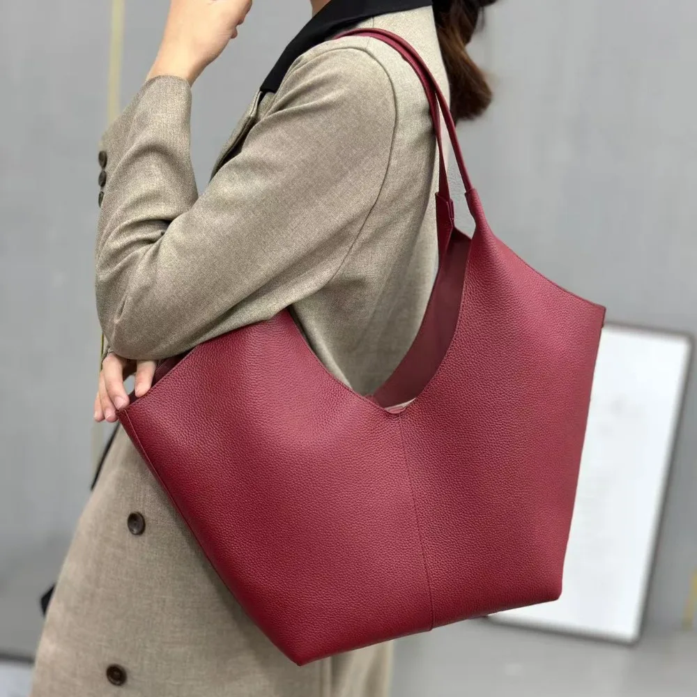 Niche Design New Leather Large Capacity High-end Temperament Commuter Big Bag Classic High-end Fashion Classic Simple Elegant
Niche Design New Leather Large Capacity High-end Temperament Commuter Big Bag Classic High-end Fashion Classic Simple Elegant