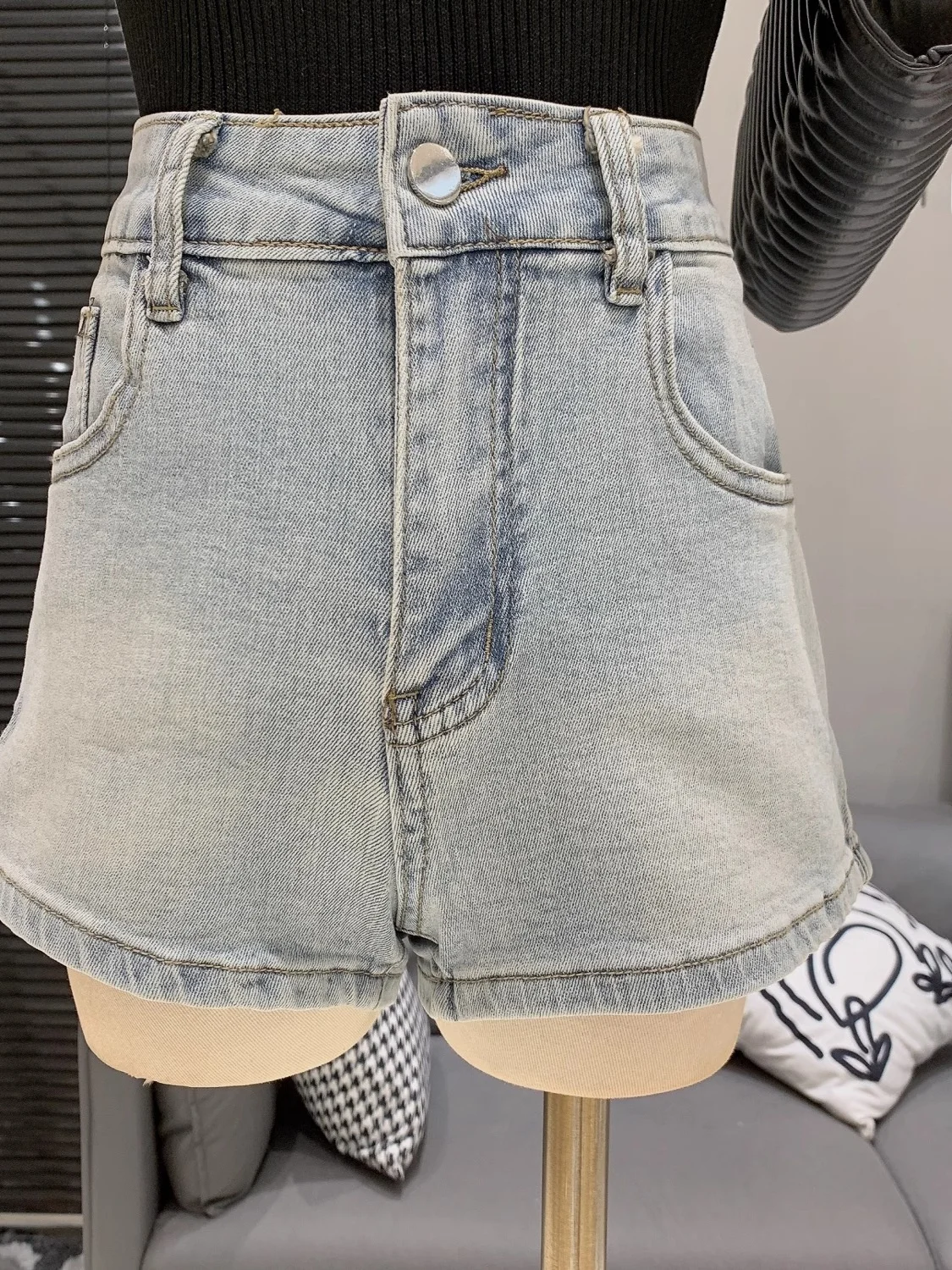 American Retro Bow Tie Denim orts Women Summer New Design High Waist Versatile Slimming Hot Pants Straight Leg High Waist S...
American Retro Bow Tie Denim orts Women Summer New Design High Waist Versatile Slimming Hot Pants Straight Leg High Waist S...