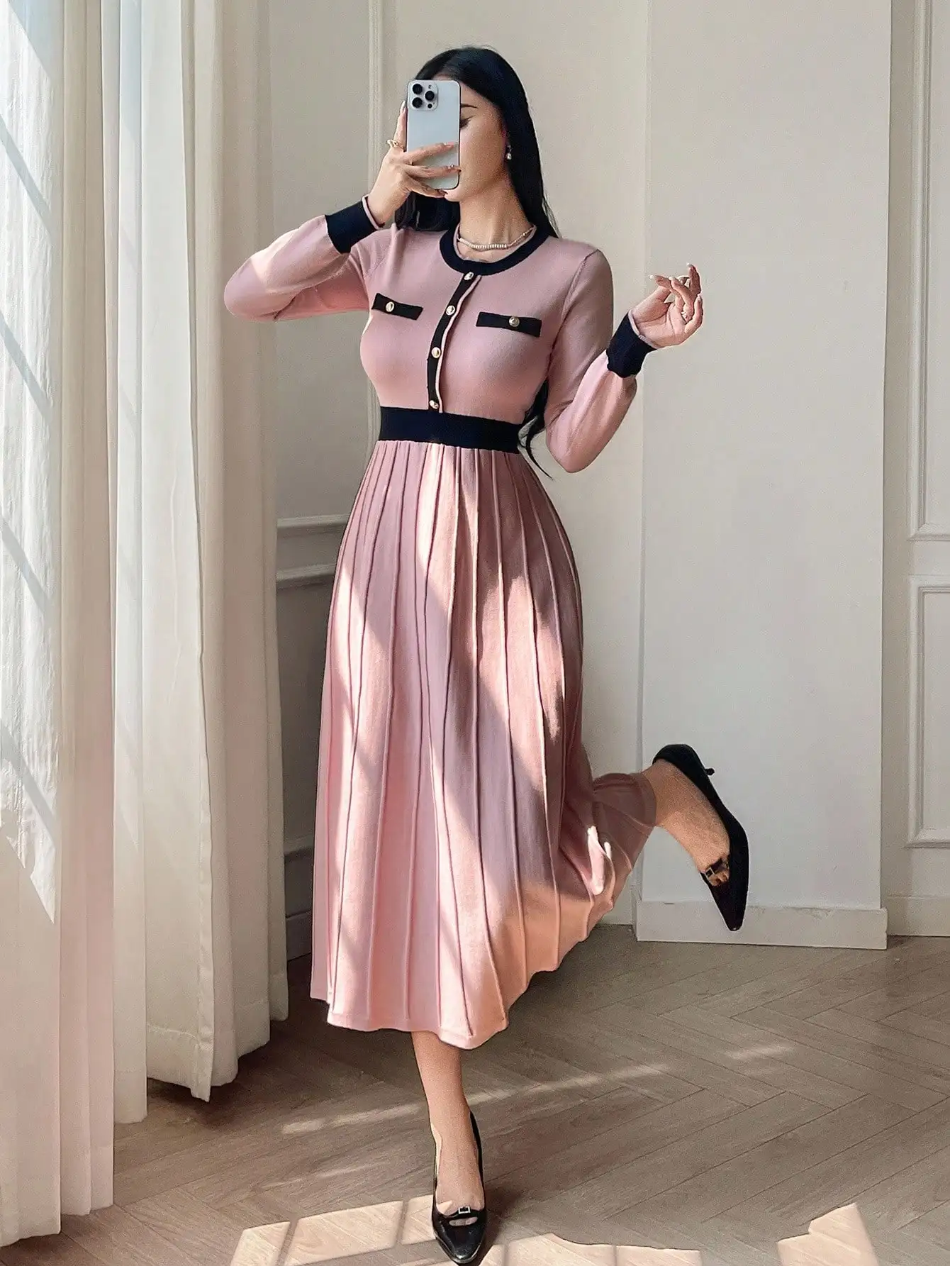 Женское розовое трикотажное платье с круглым вырезом, пуговицами, плиссированной юбкой и черной отделкой, осень-зима
Женское розовое трикотажное платье с круглым вырезом, пуговицами, плиссированной юбкой и черной отделкой, осень-зима