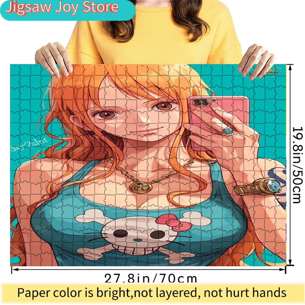 Пазл-головоломка из бумаги с изображением Нами из One Piece: длинные оранжевые волосы, синяя татуировка, принт с голубым черепом, розовая поза для селфи с телефоном, навигатор
Пазл-головоломка из бумаги с изображением Нами из One Piece: длинные оранжевые волосы, синяя татуировка, принт с голубым черепом, розовая поза для селфи с телефоном, навигатор