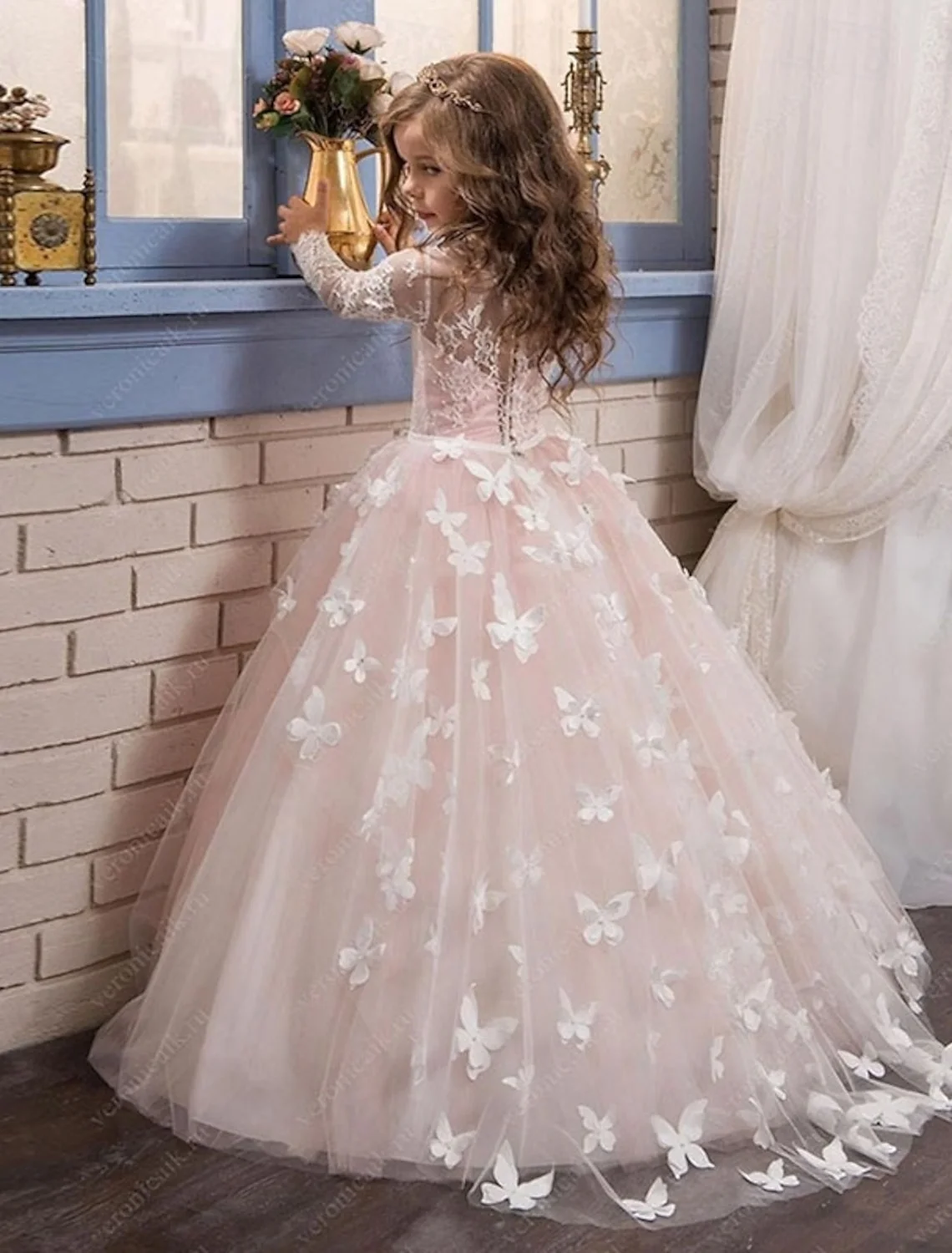 Elegant butterfly floor mopping flower girl wedding dress, lace long sleeved ball dress Sleeved Lace Appliqué Tulle Ball Gown
Elegant butterfly floor mopping flower girl wedding dress, lace long sleeved ball dress Sleeved Lace Appliqué Tulle Ball Gown