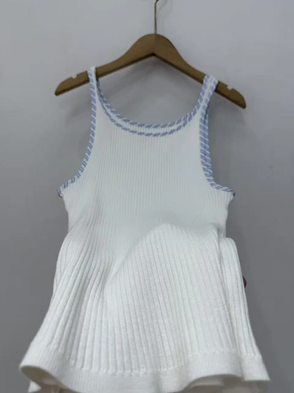 Women Contrast Trim Knit Vest Pit Stripes Sleeveless Simple 2026 Spring Summer Female Knitted Tank Tops
Women Contrast Trim Knit Vest Pit Stripes Sleeveless Simple 2026 Spring Summer Female Knitted Tank Tops
