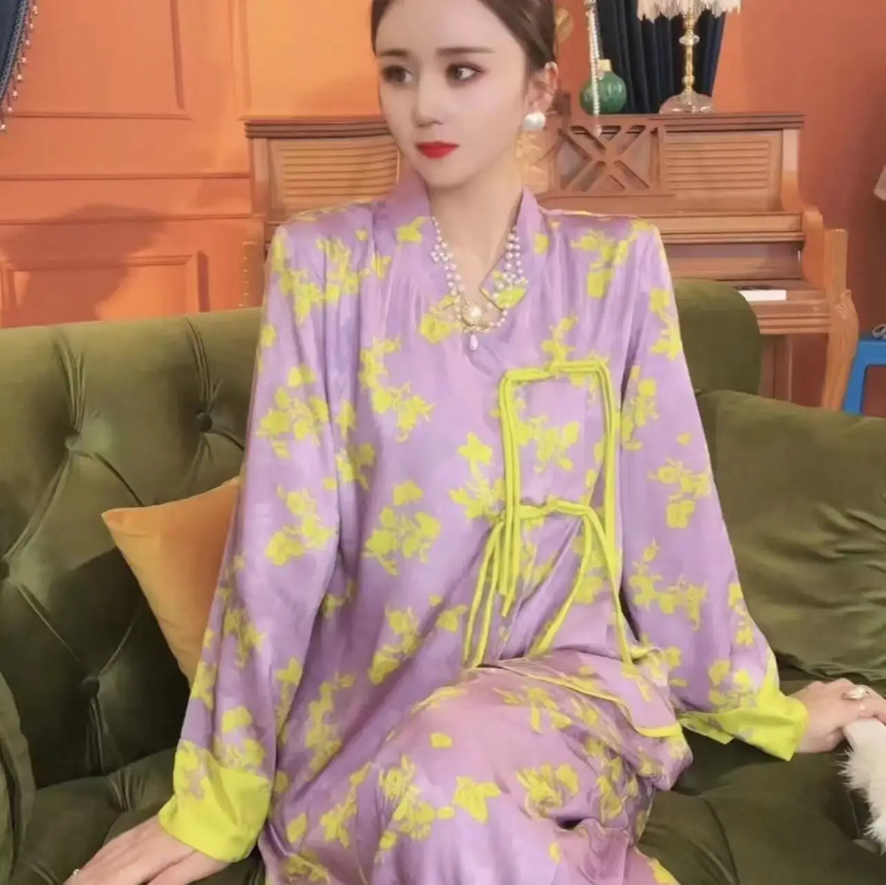 Print Women Pajama Set Silk Autumn Ladies 2 Pcs Chinese Homewear Pijama Suit Satin V Neck Sleepwear Premium Nightwear for Female
Print Women Pajama Set Silk Autumn Ladies 2 Pcs Chinese Homewear Pijama Suit Satin V Neck Sleepwear Premium Nightwear for Female