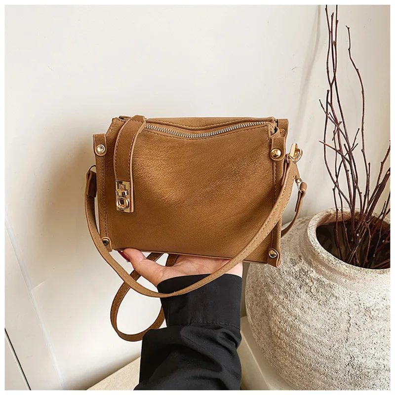 Винтажная женская сумка большой вместимости, новинка 2025, осень-зима, нишевый дизайн, через плечо, маленькая квадратная женская сумка на одно плечо, подмышки
Винтажная женская сумка большой вместимости, новинка 2025, осень-зима, нишевый дизайн, через плечо, маленькая квадратная женская сумка на одно плечо, подмышки