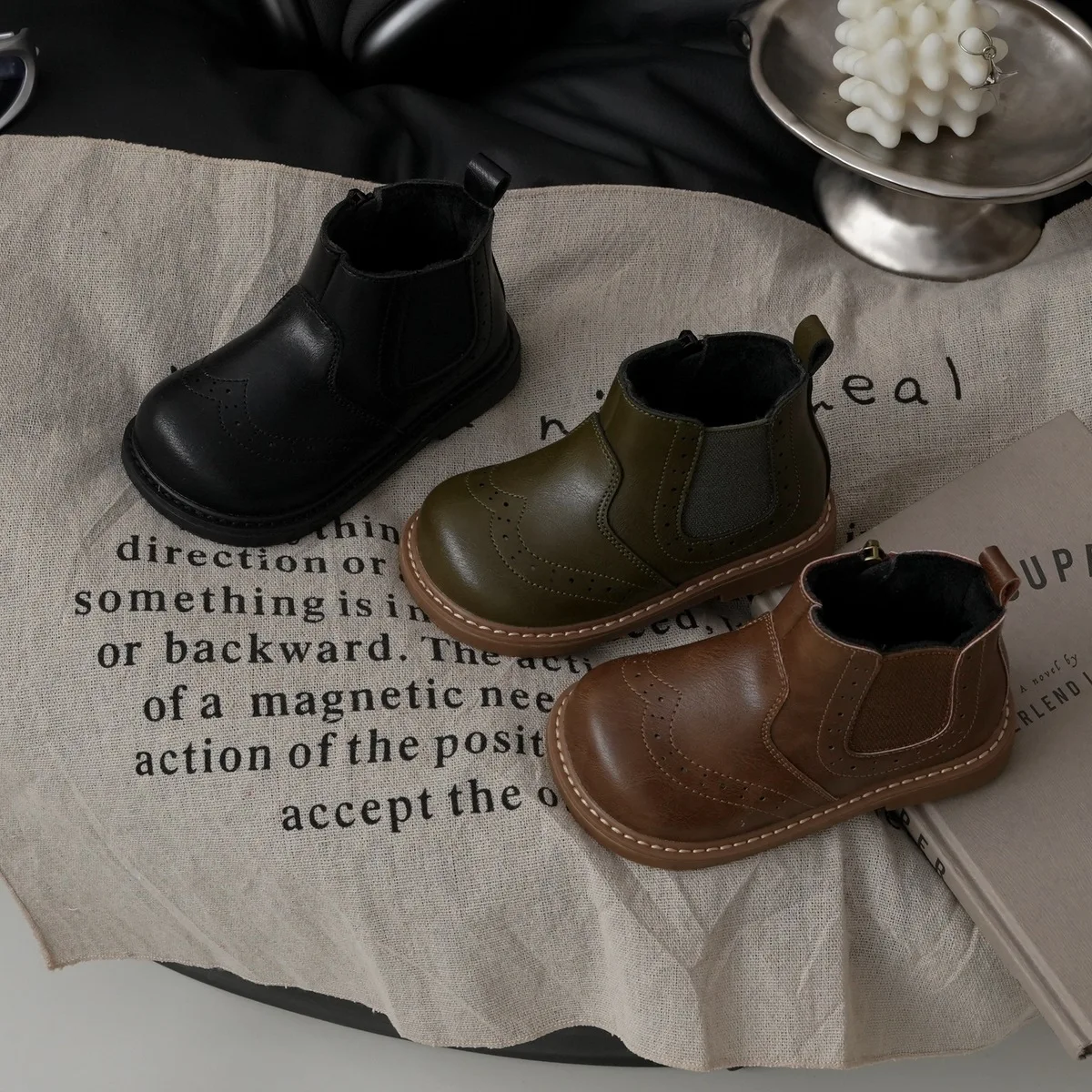 2025 Autumn and Winter New Solid Color Children's Toddler Rain Boots Boys and Girls Fashion British Soft-soled Booties.
2025 Autumn and Winter New Solid Color Children's Toddler Rain Boots Boys and Girls Fashion British Soft-soled Booties.