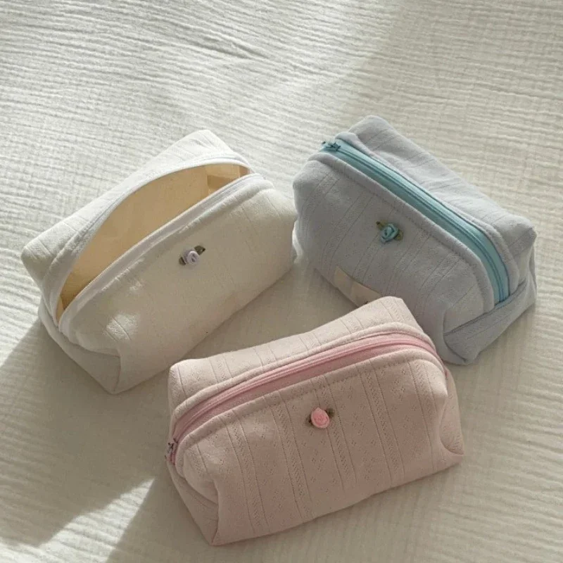 1 Piece Ins Fashion Makeup Case Elegant Simplicity Sweet Floral Lipstick Bag Portable Large Capacity Earphone Cable Bag Sticker
1 Piece Ins Fashion Makeup Case Elegant Simplicity Sweet Floral Lipstick Bag Portable Large Capacity Earphone Cable Bag Sticker