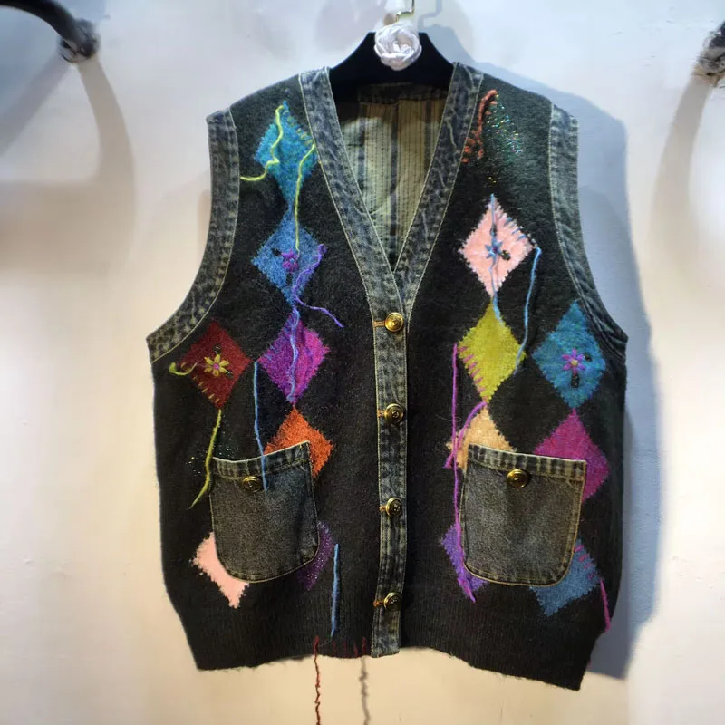 2025 Autumn New European Style Patchwork Denim Pocket Loose Slimming Diamond Jacquard Knitted Vest for Women
2025 Autumn New European Style Patchwork Denim Pocket Loose Slimming Diamond Jacquard Knitted Vest for Women