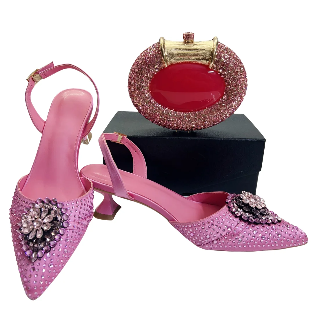 Итальянские дизайнерские вечерние туфли с клатчем для африканских свадеб и торжеств, кружевные, вышитые бисером, женские туфли
Итальянские дизайнерские вечерние туфли с клатчем для африканских свадеб и торжеств, кружевные, вышитые бисером, женские туфли