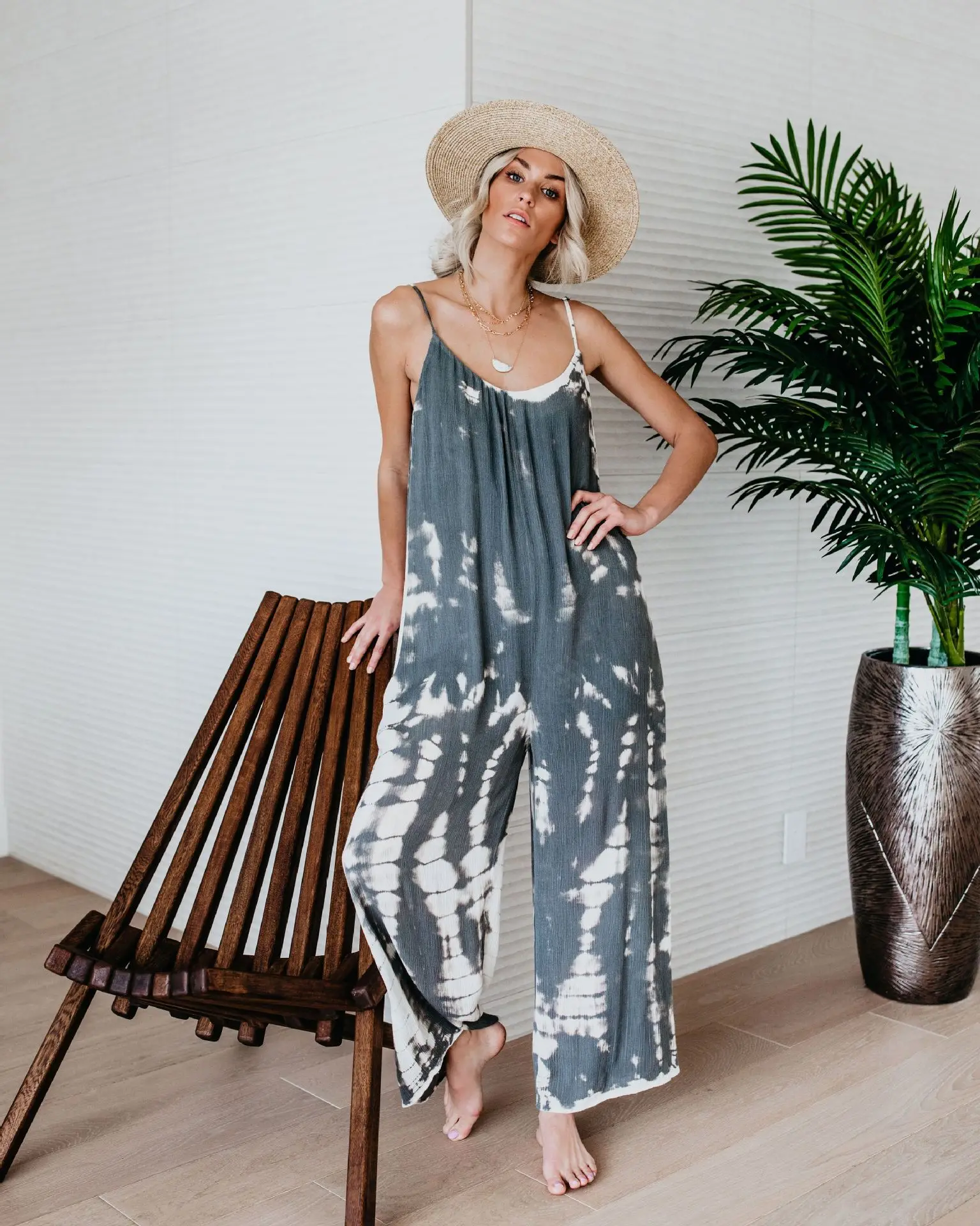 Casual and comfortable new tie-dye printed women's suspenders sexy wide-leg jumpsuit
Casual and comfortable new tie-dye printed women's suspenders sexy wide-leg jumpsuit