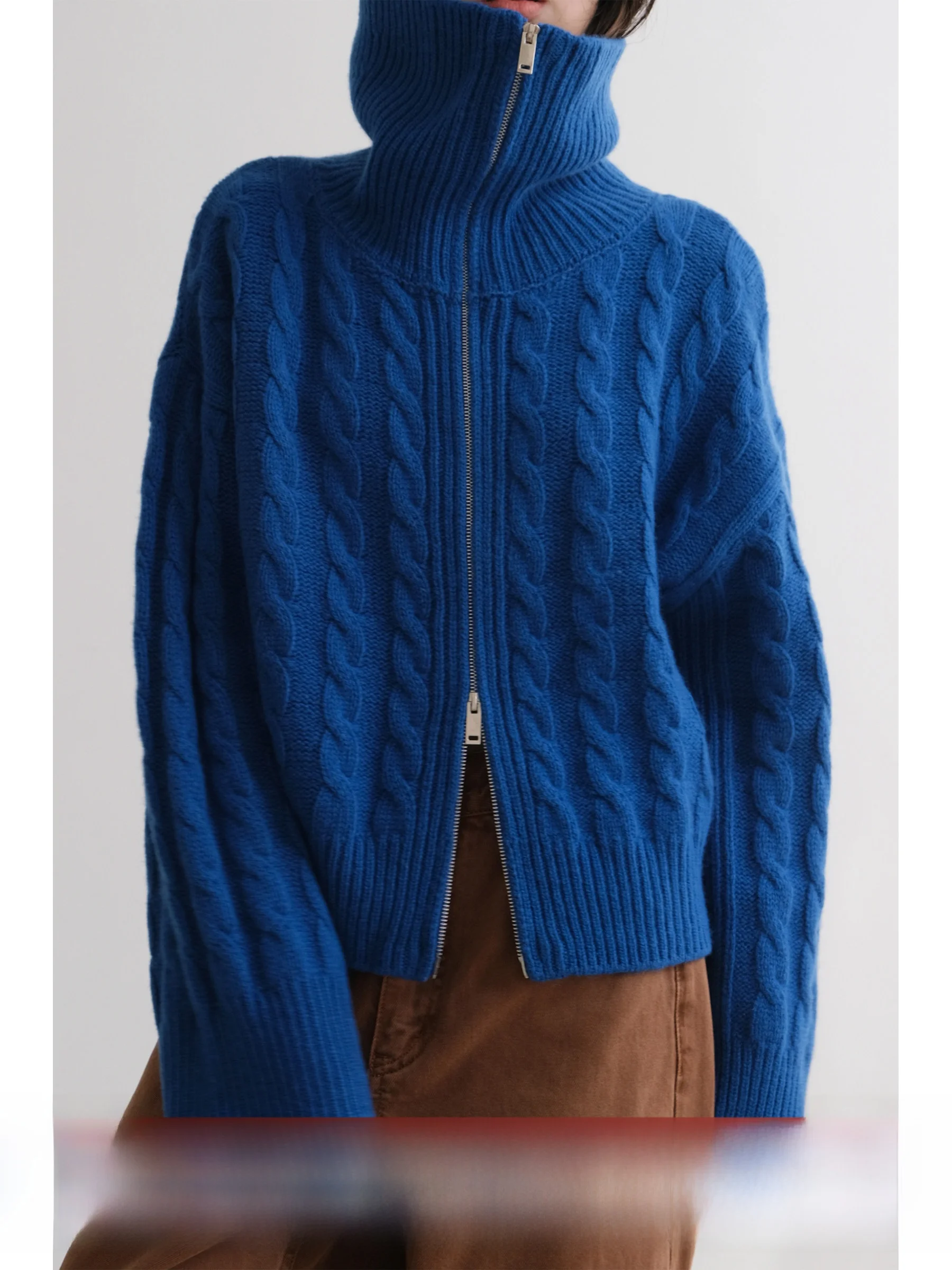 Свободный шерстяной вязаный кардиган с высоким воротником и длинными рукавами для женщин, осенне-зимний, для многослойных образов, с узором «косы», двойной слой
Свободный шерстяной вязаный кардиган с высоким воротником и длинными рукавами для женщин, осенне-зимний, для многослойных образов, с узором «косы», двойной слой